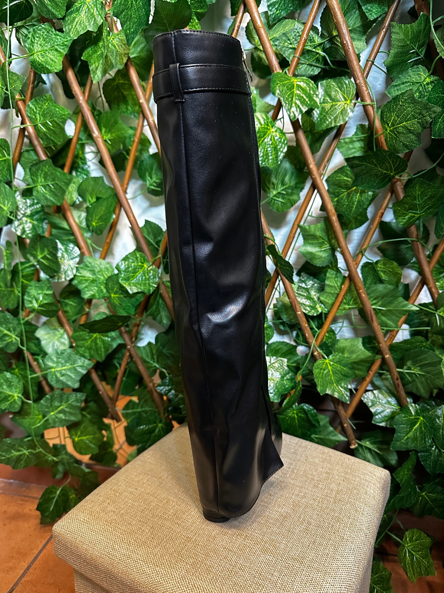 Stivale alto con lucchetto speciale (tacco 9.5cm)