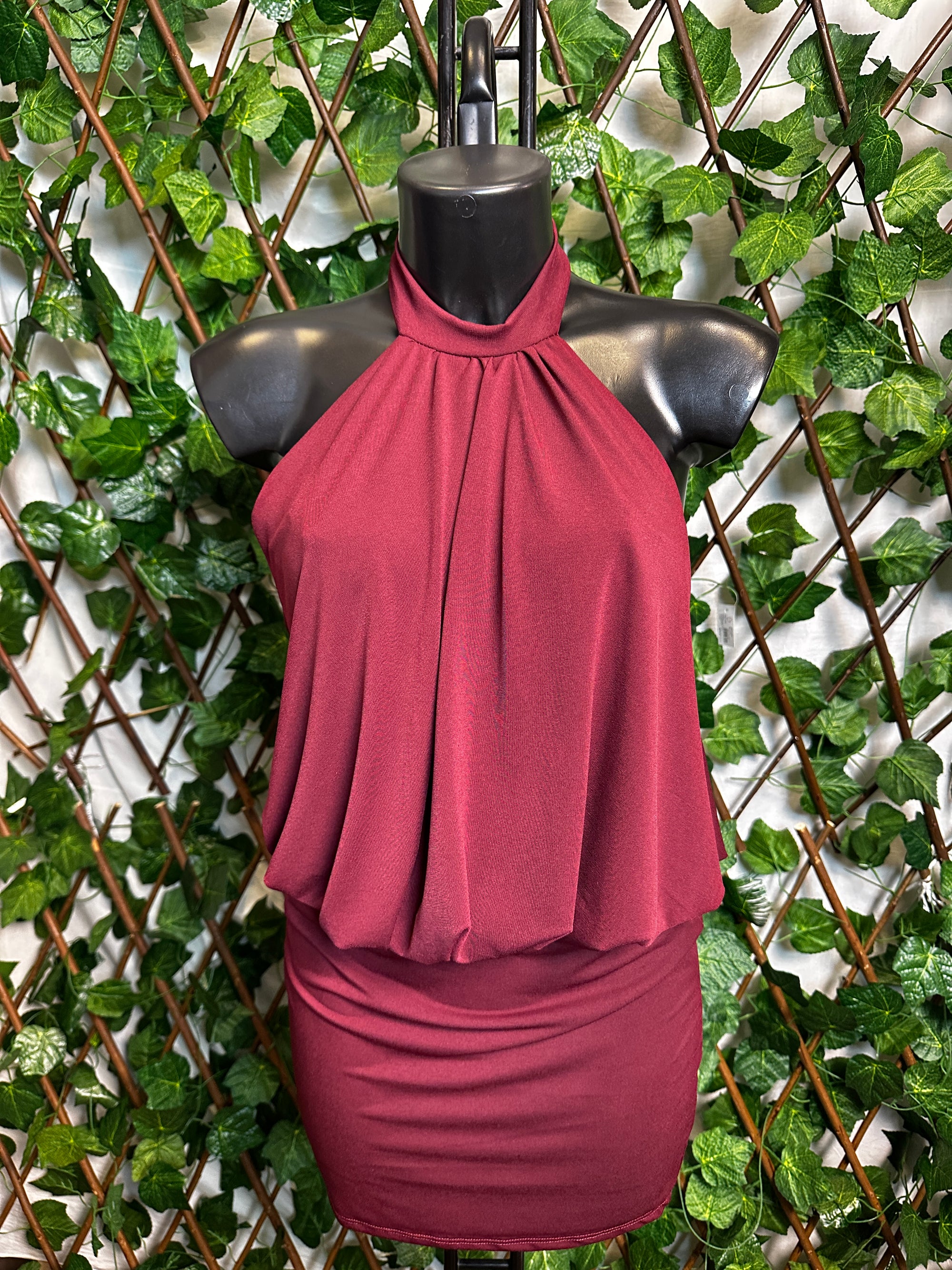Vestito elegante corto con collo alto e la schiena scoperta | taglia unica
