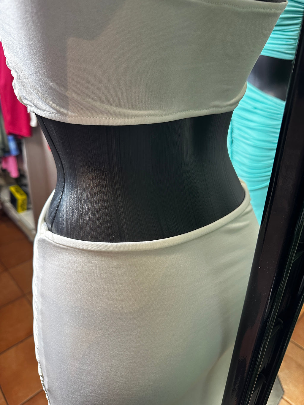 Vestito lungo con cut-out sulla vita con dettaglio corda e spacco