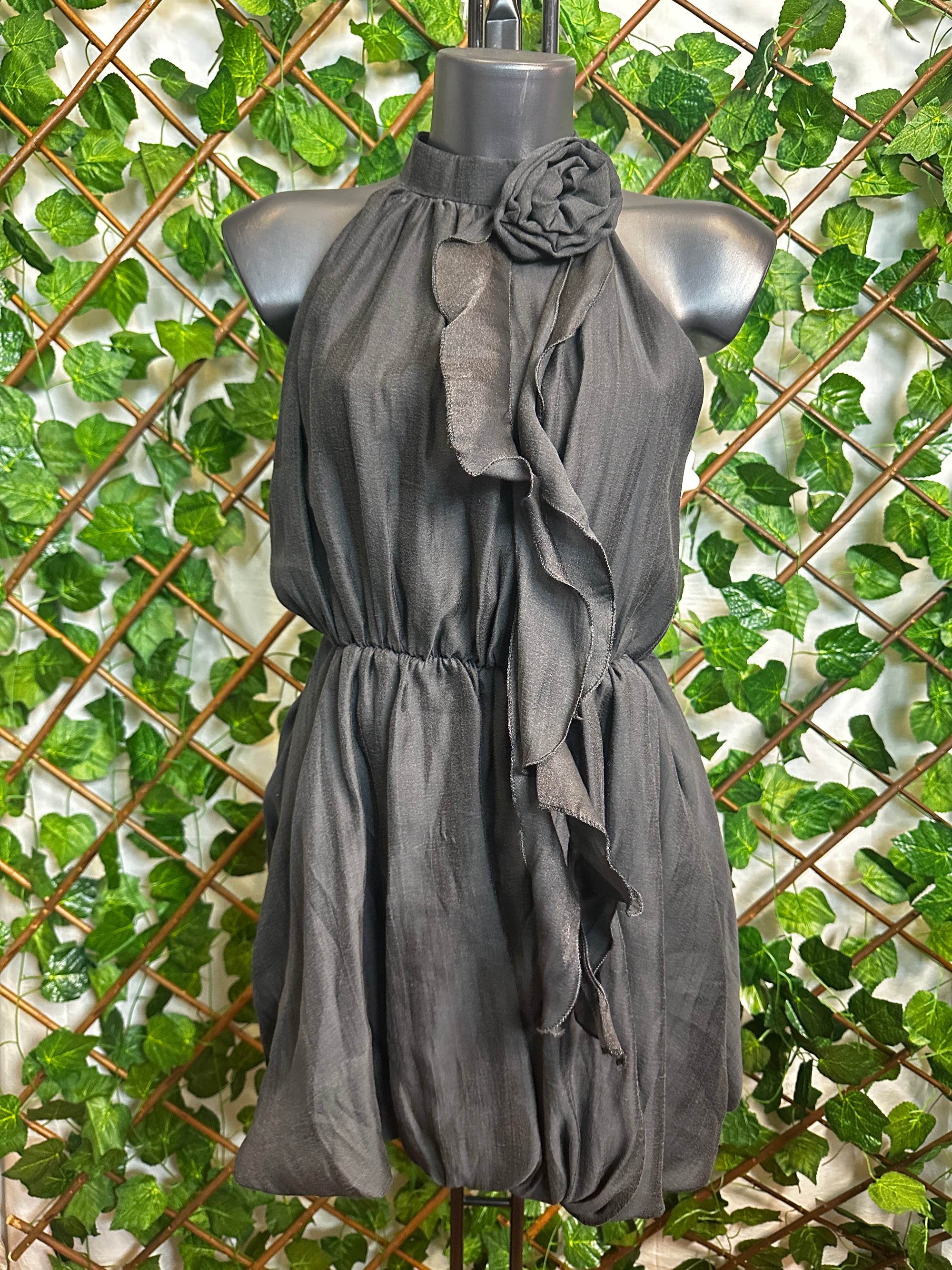 Vestito corto con dettaglio fiore