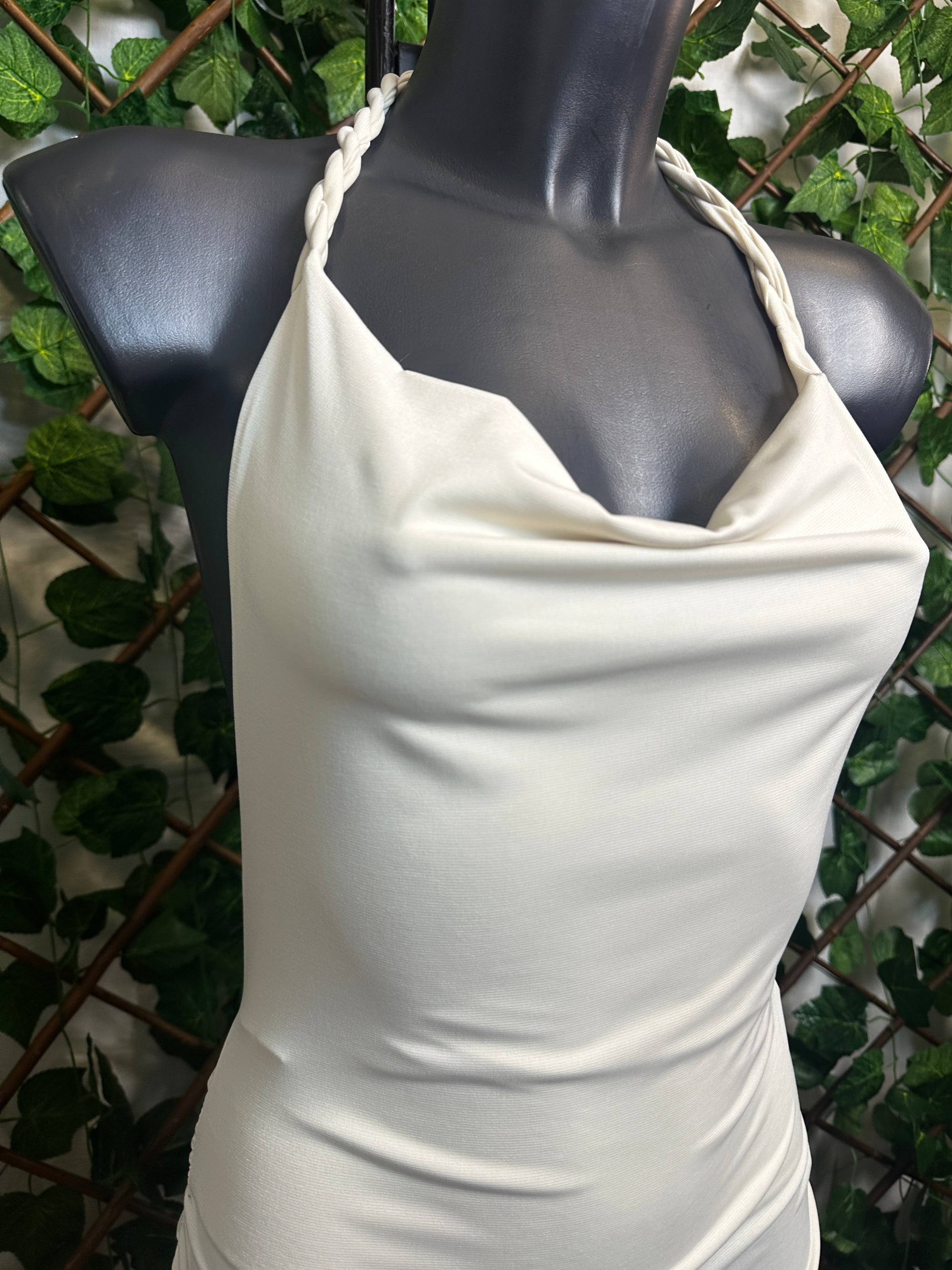 Vestito lungo con la corda sul collo, la schiena scoperta e arricciatura sui lati