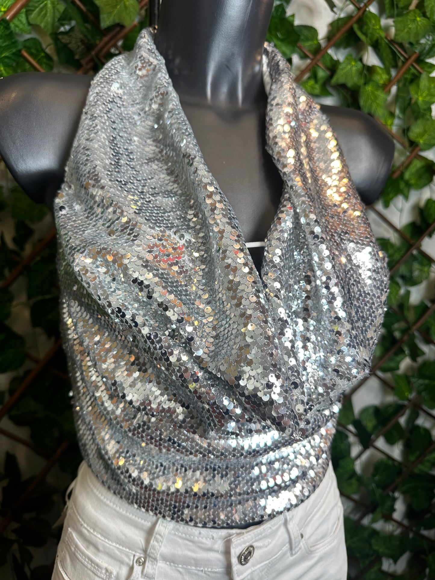 Top in paillettes con la scollatura profonda e la schiena scoperta