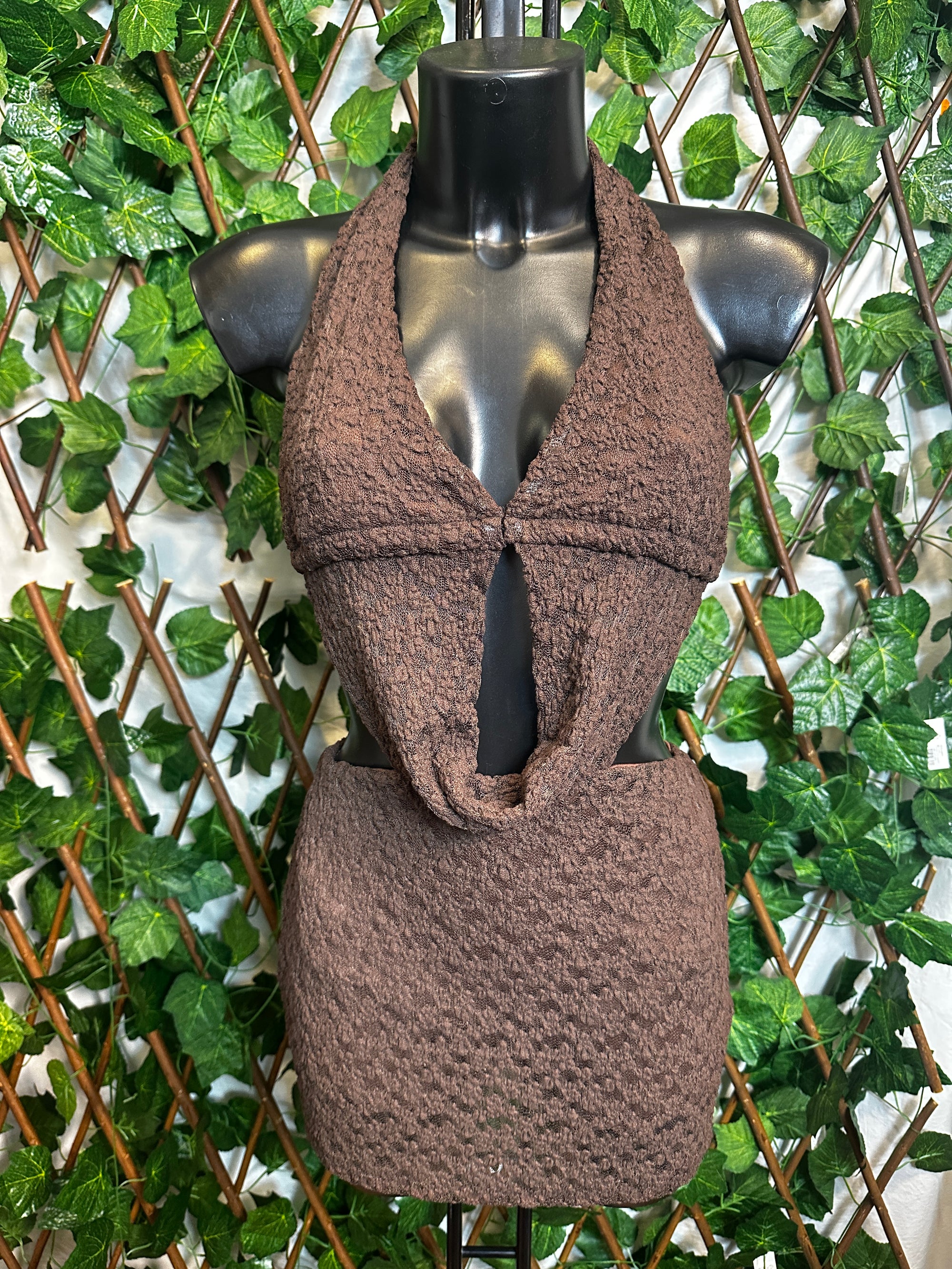 Modello crepe: vestito corto con la scollatura profonda le lacci sul collo e schiena | taglia unica