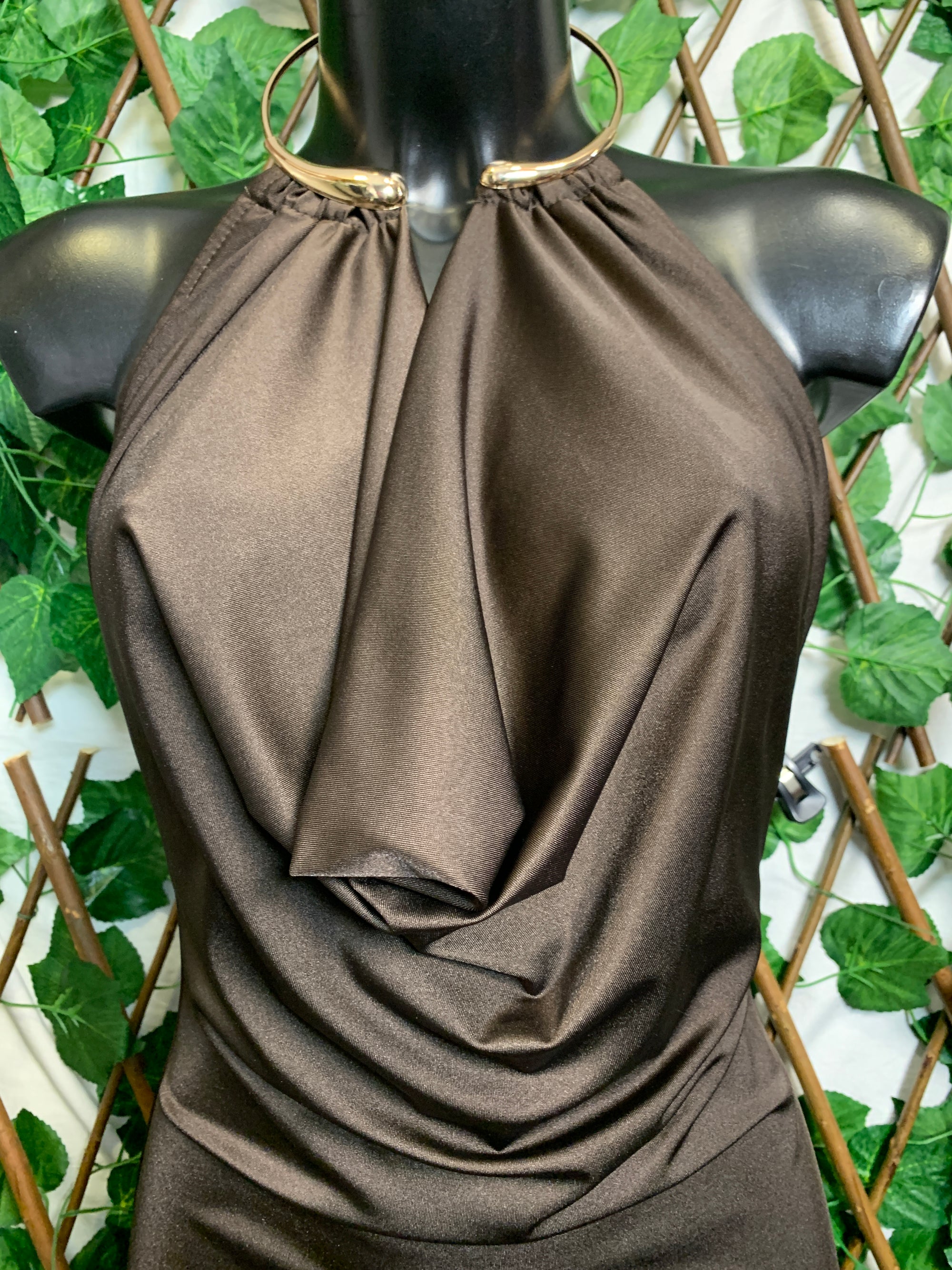 Vestito corto con dettaglio oro a collana