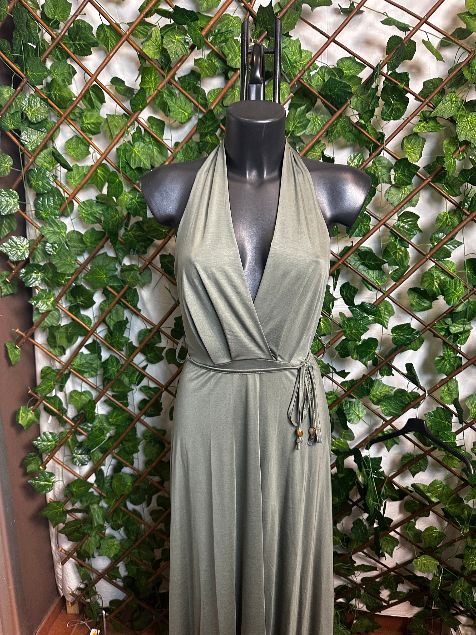 Vestito lungo elegante con cinturino e la schiena scoperta