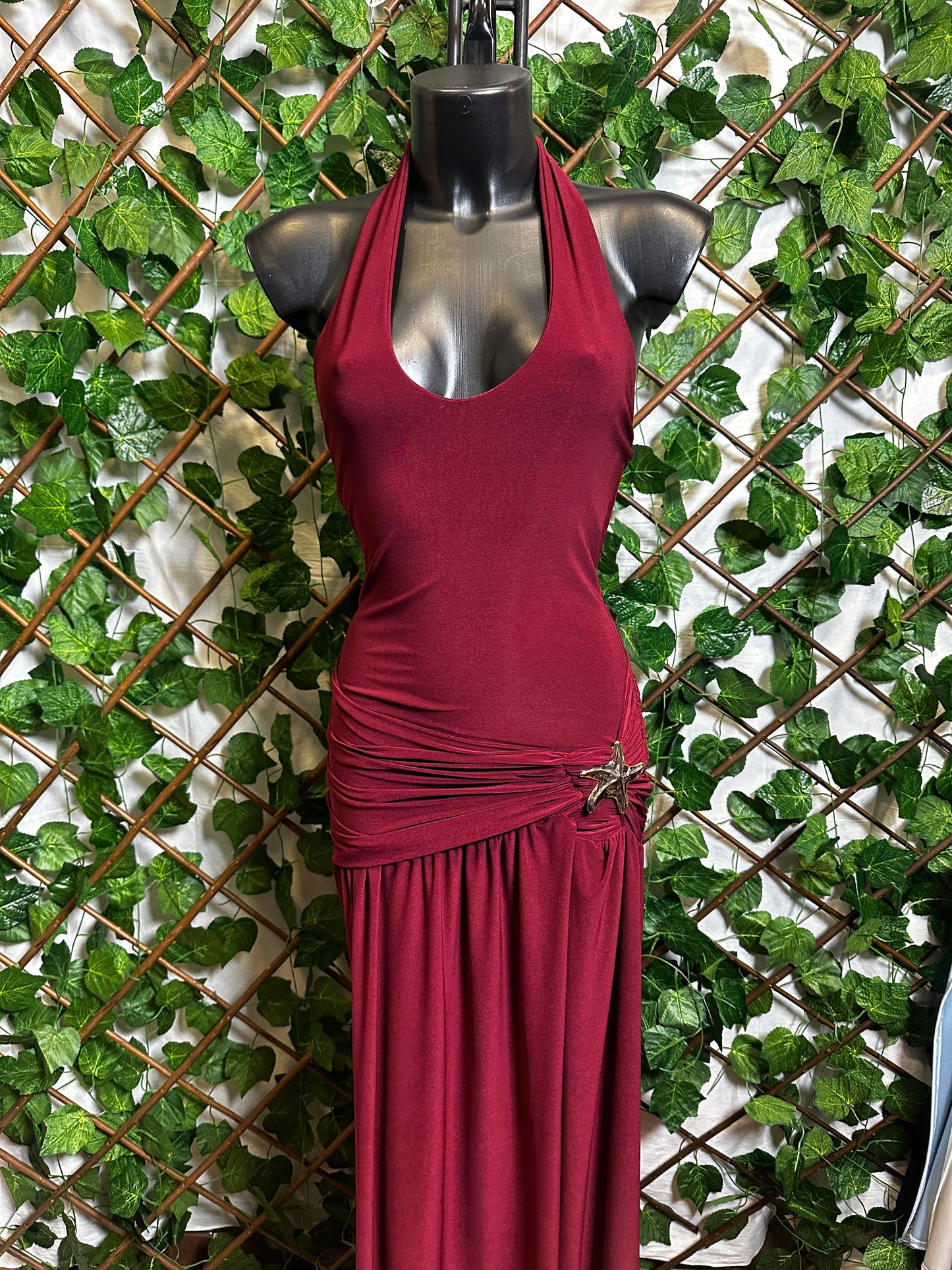 Vestito lungo con laccio sul collo, dettaglio stella marina e lo spacco sul lato sinistro