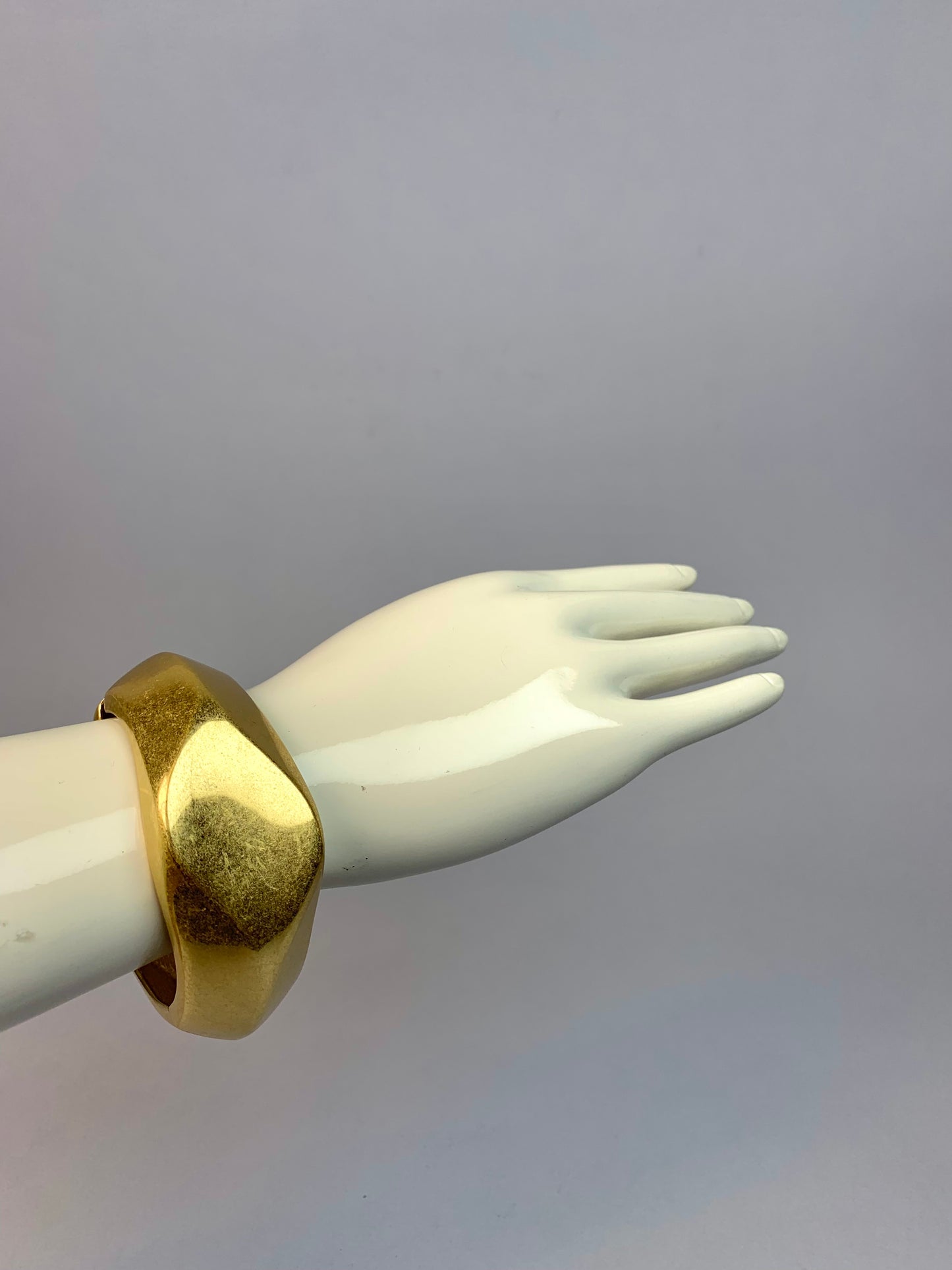 Bracciale oro bangle con cerniera angolare larga