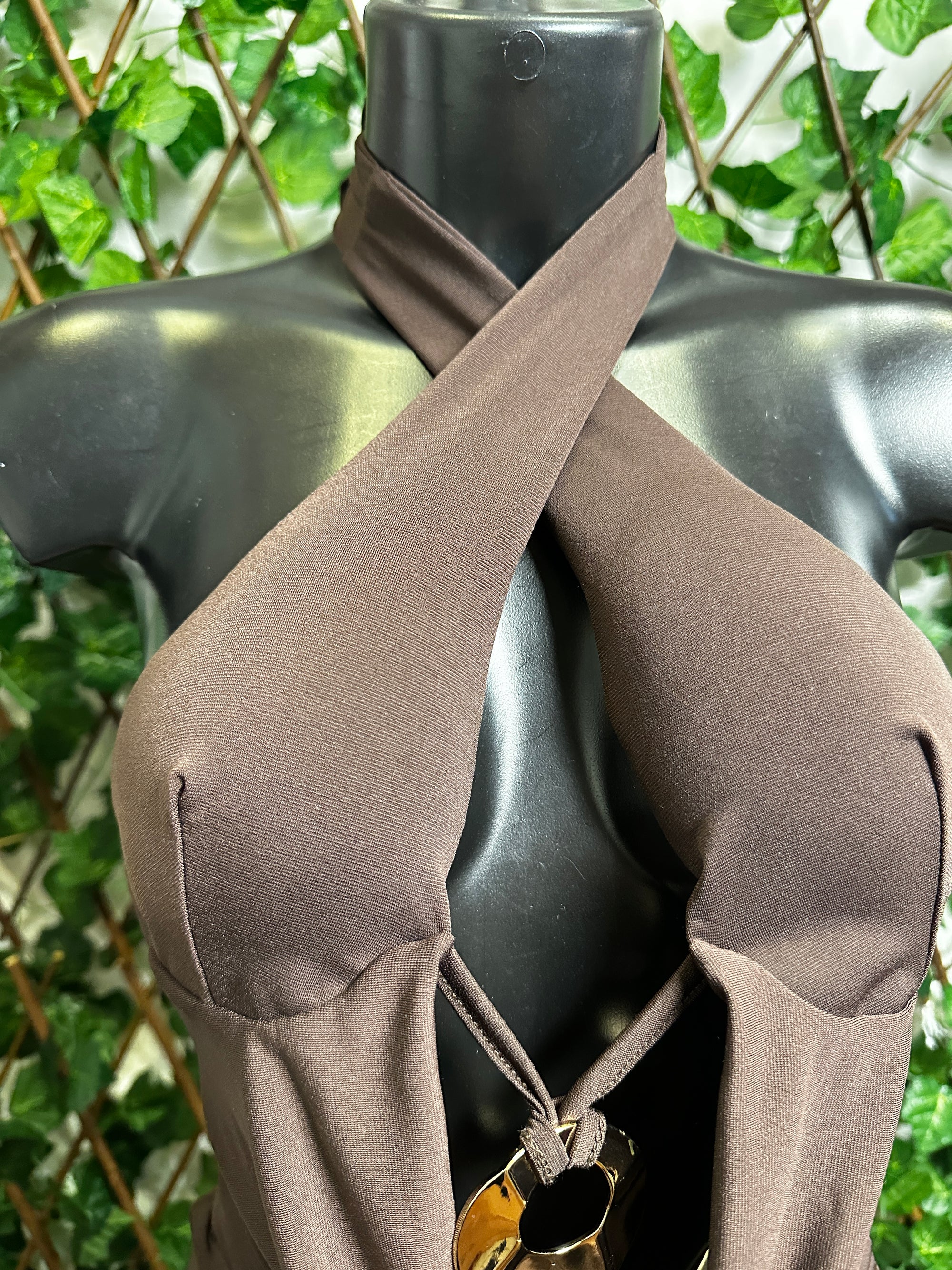 Vestito corto con scollatura profonda e dettaglio dettaglio cerchio dorato e la schiena scoperta | taglia unica