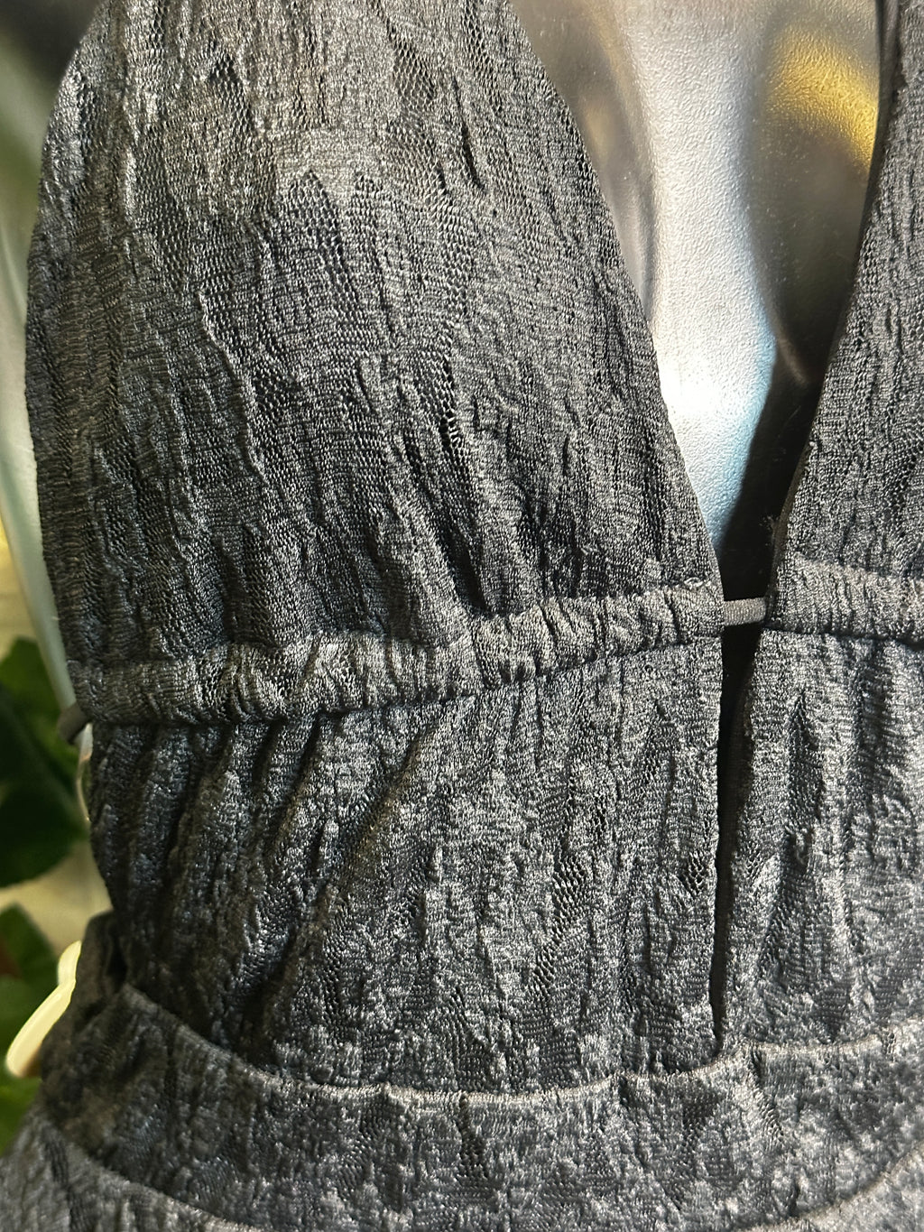 Modello crepe: tuta con la scollatura profonda e la schiena scoperta | taglia unica