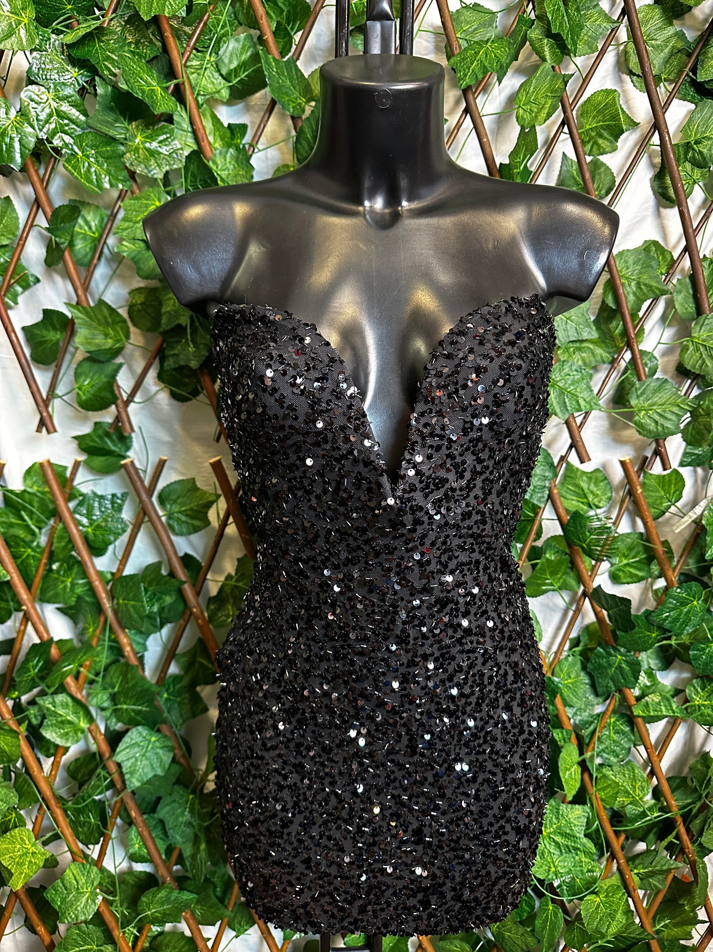 Modello paillettes: vestito corto con la scollatura speciale