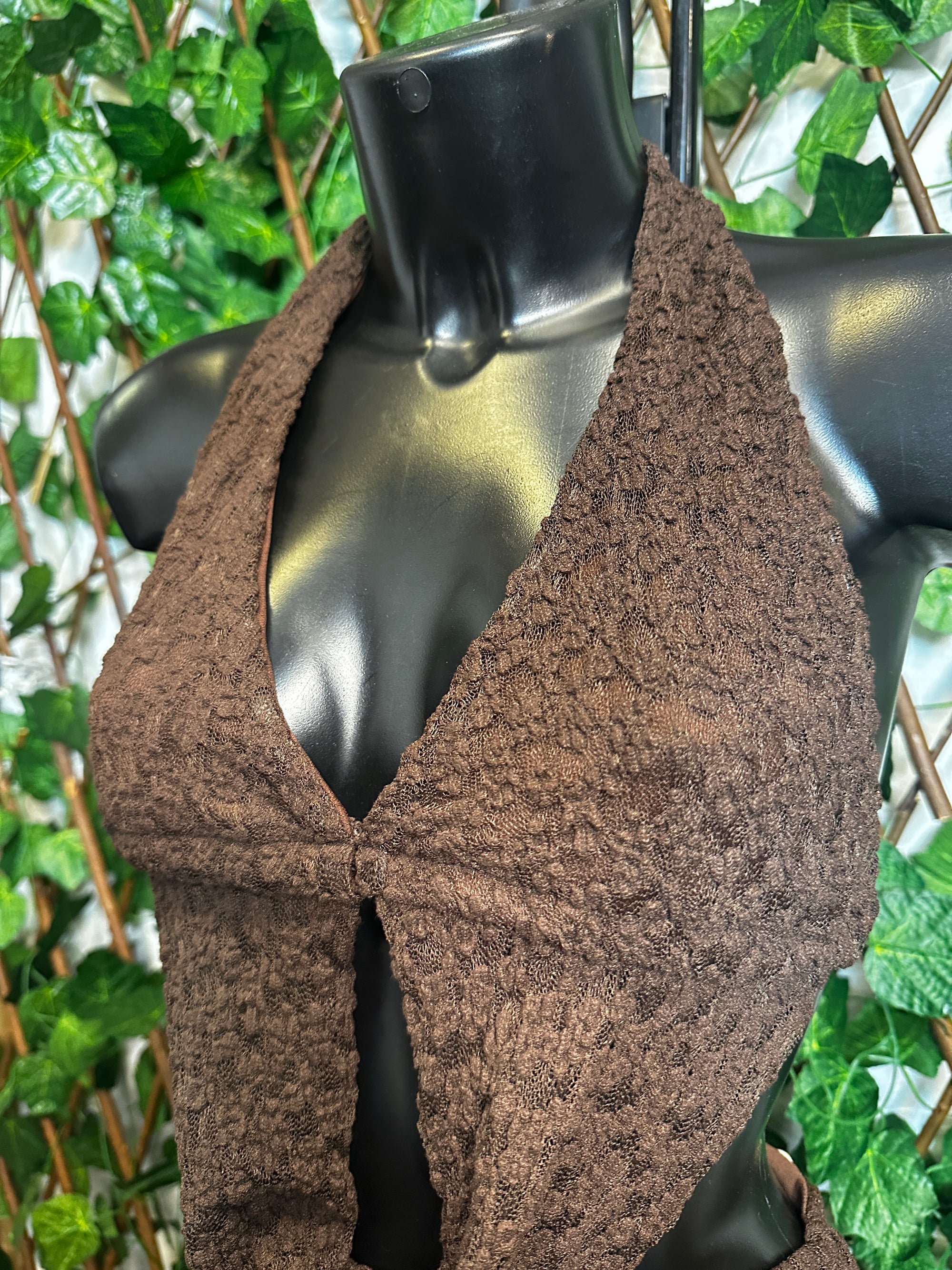 Modello crepe: vestito corto con la scollatura profonda le lacci sul collo e schiena | taglia unica