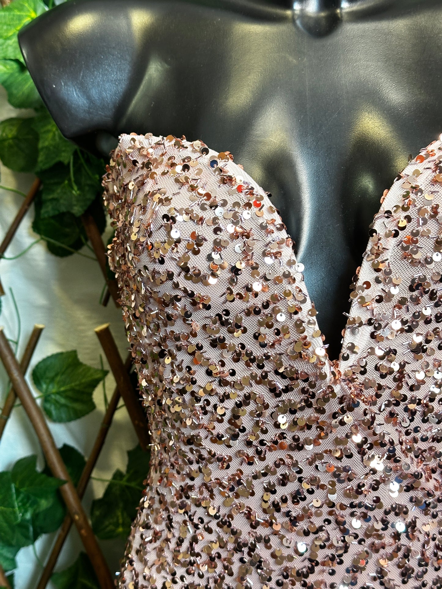 Modello paillettes: vestito corto con la scollatura speciale