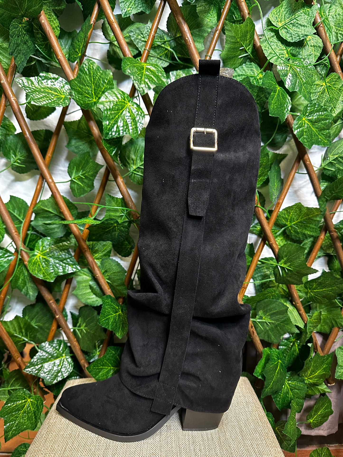 Boots with vertical belt