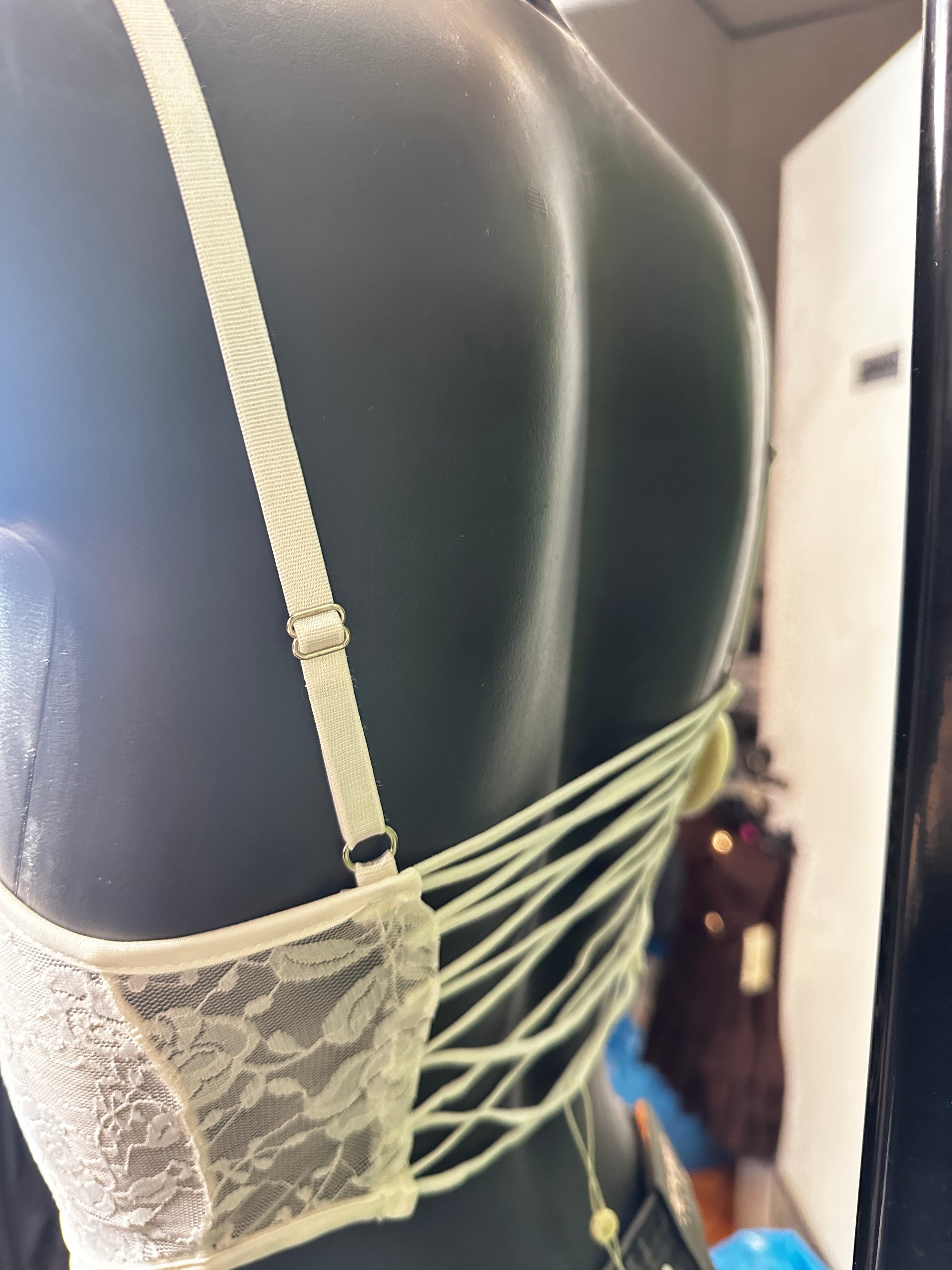 Corsetto in pizzo con diamantini e l'apertura davanti TU