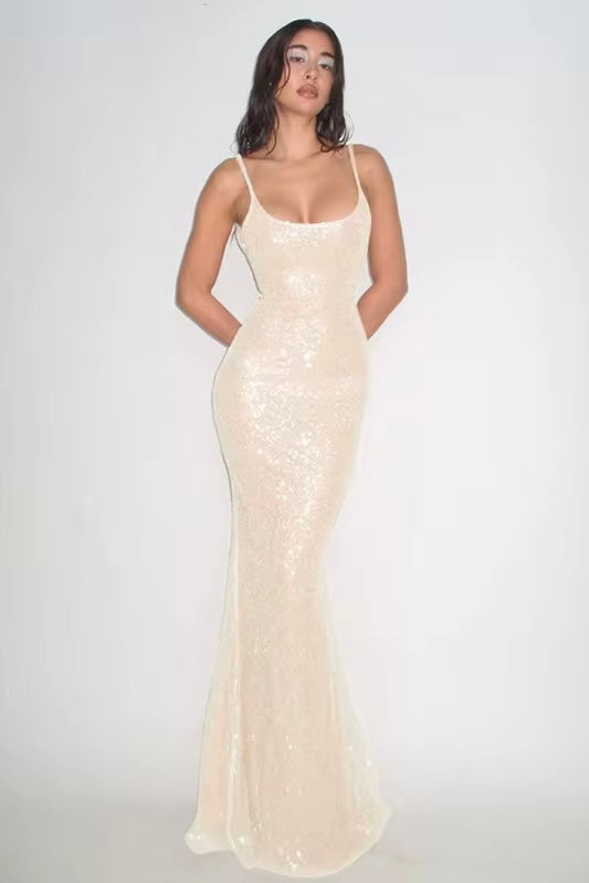 Vestito lungo elegante con la schiena scoperta in paillettes