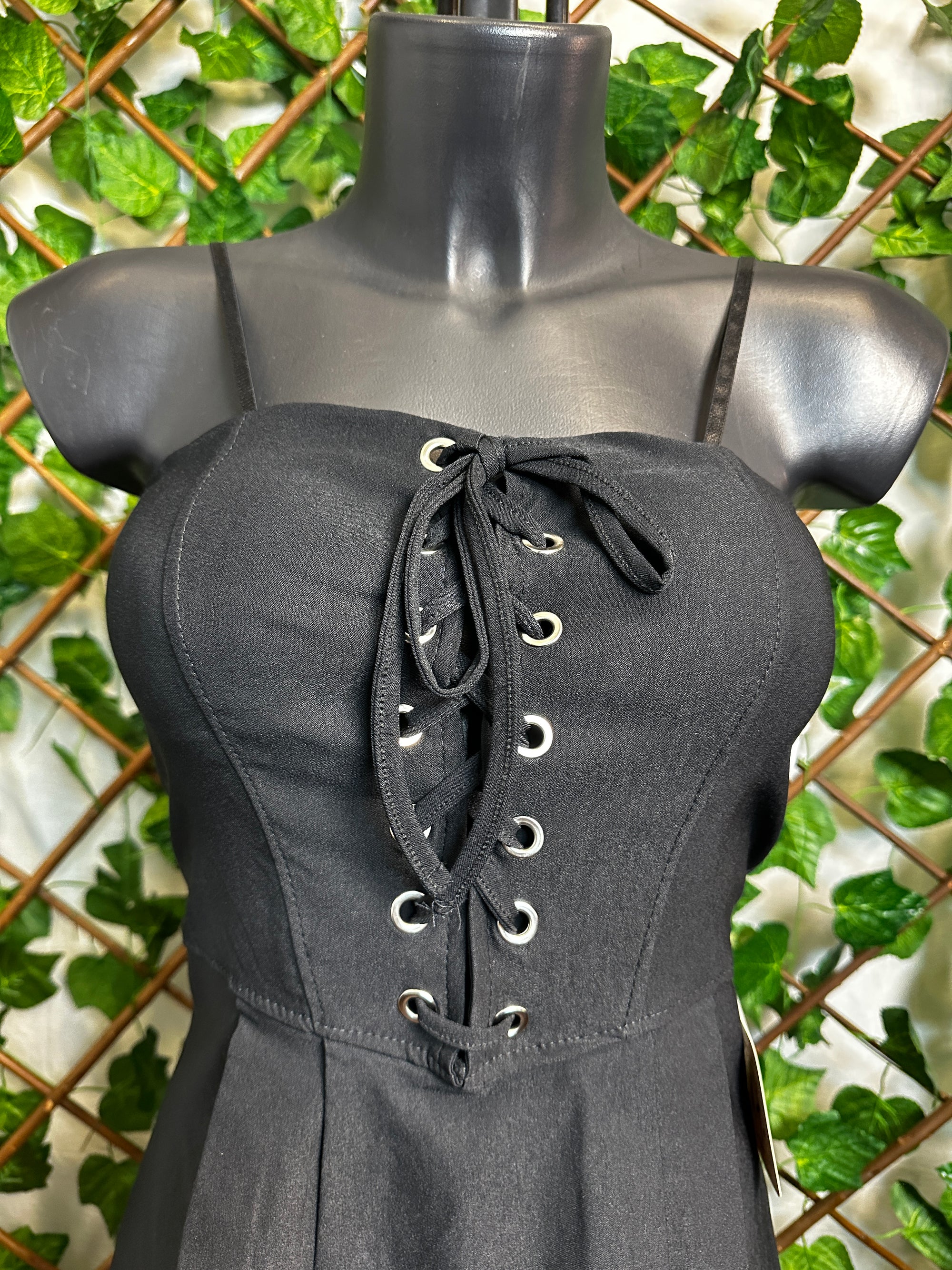 Vestito corto con dentro pantaloncini avanti con le lacci