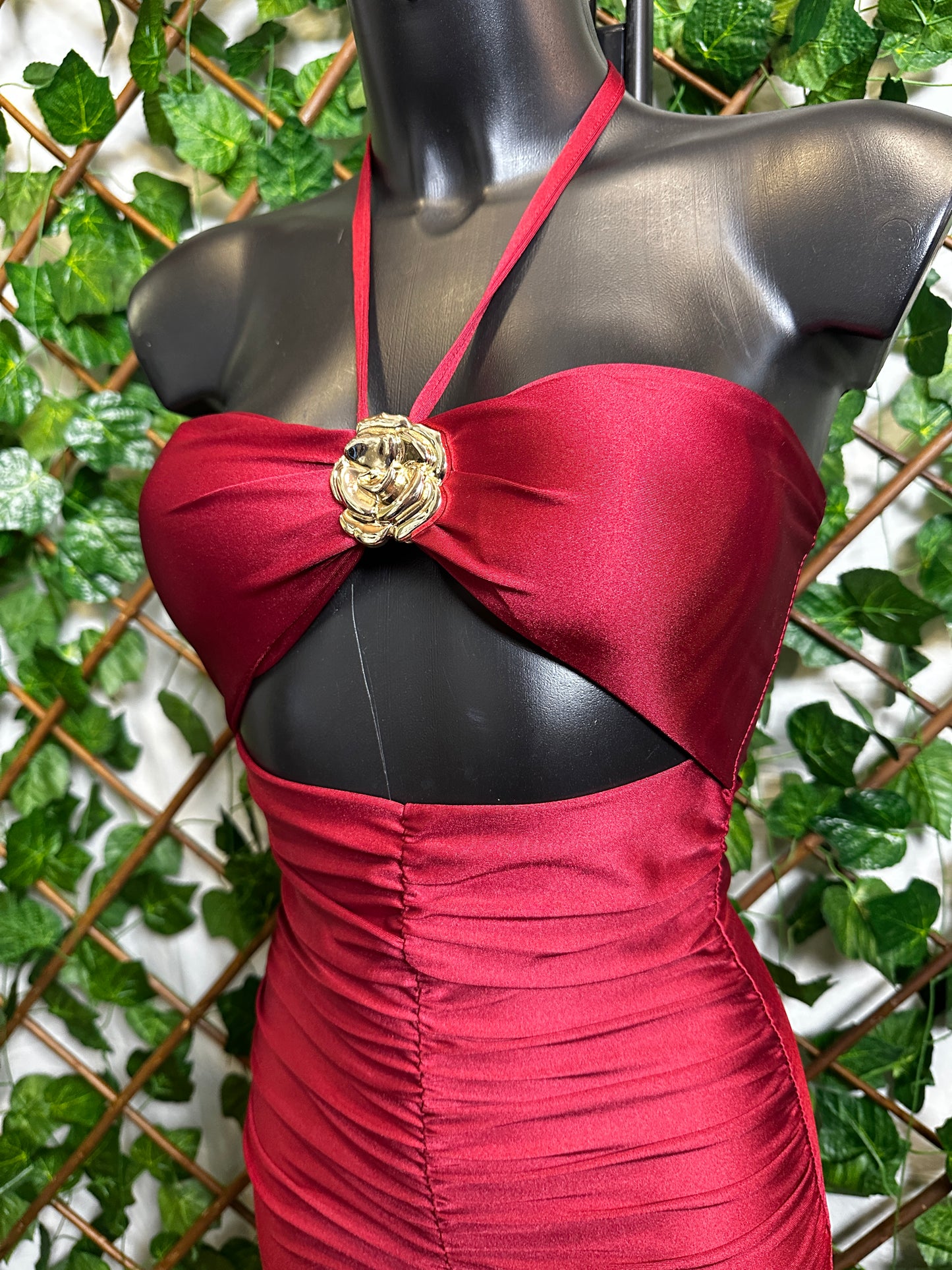 Vestito lungo con dettaglio fiore dorato e arricciatura sulla parte avanti