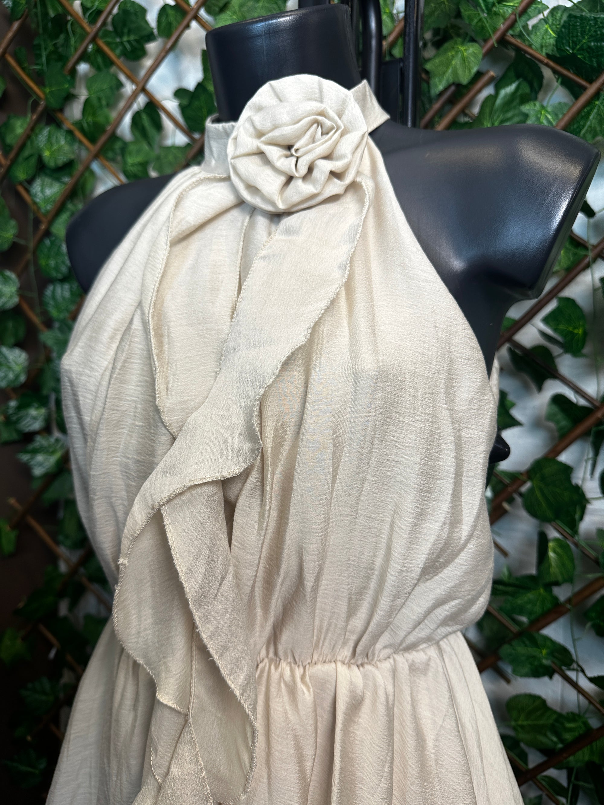 Vestito corto con dettaglio fiore