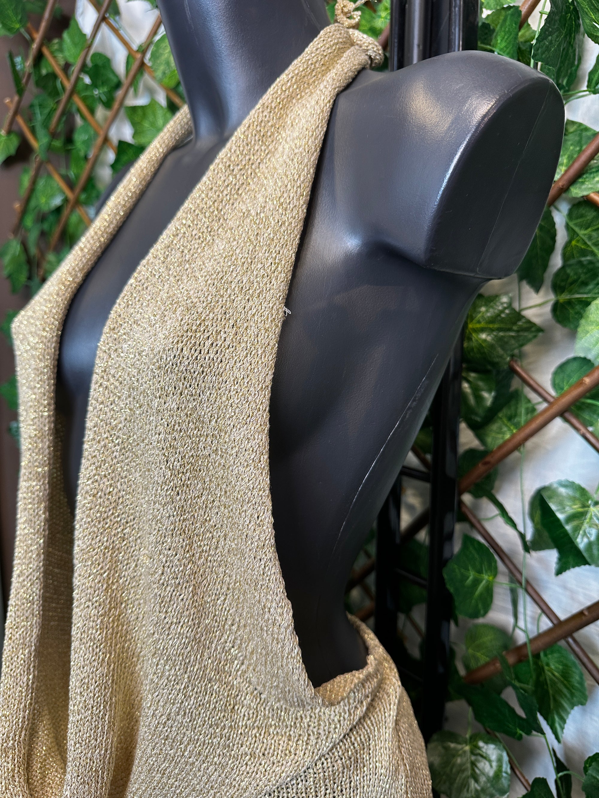 Vestito lungo estivo con la scollatura profonda e la schiena scoperta