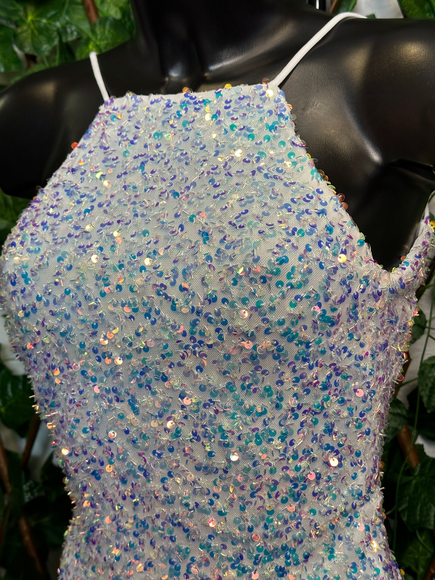 Modello paillettes: vestito corto con bretelle e la schiena scoperta