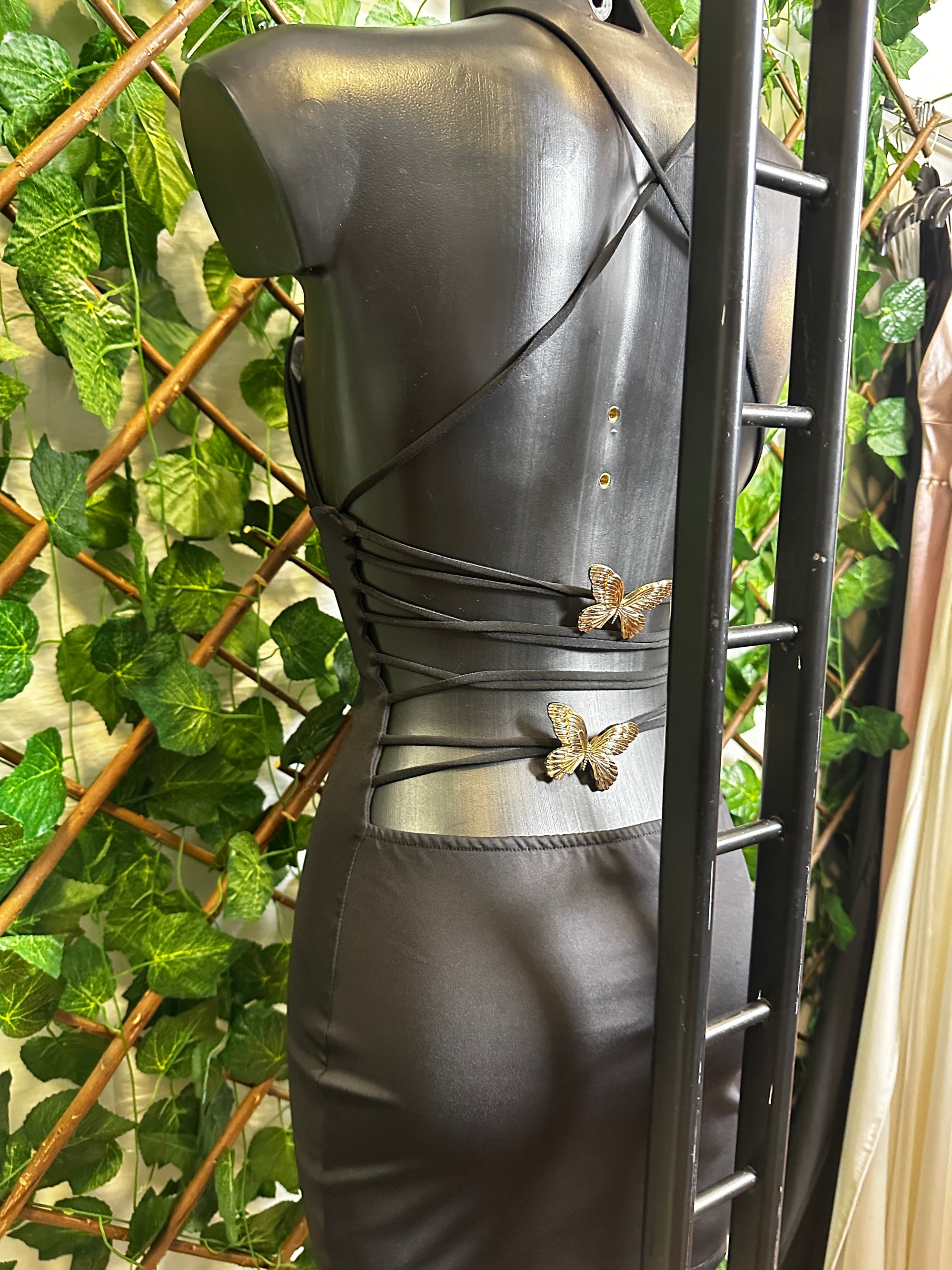 Vestito con farfalle dorate sulla schiena e scollatura profonda | taglia unica