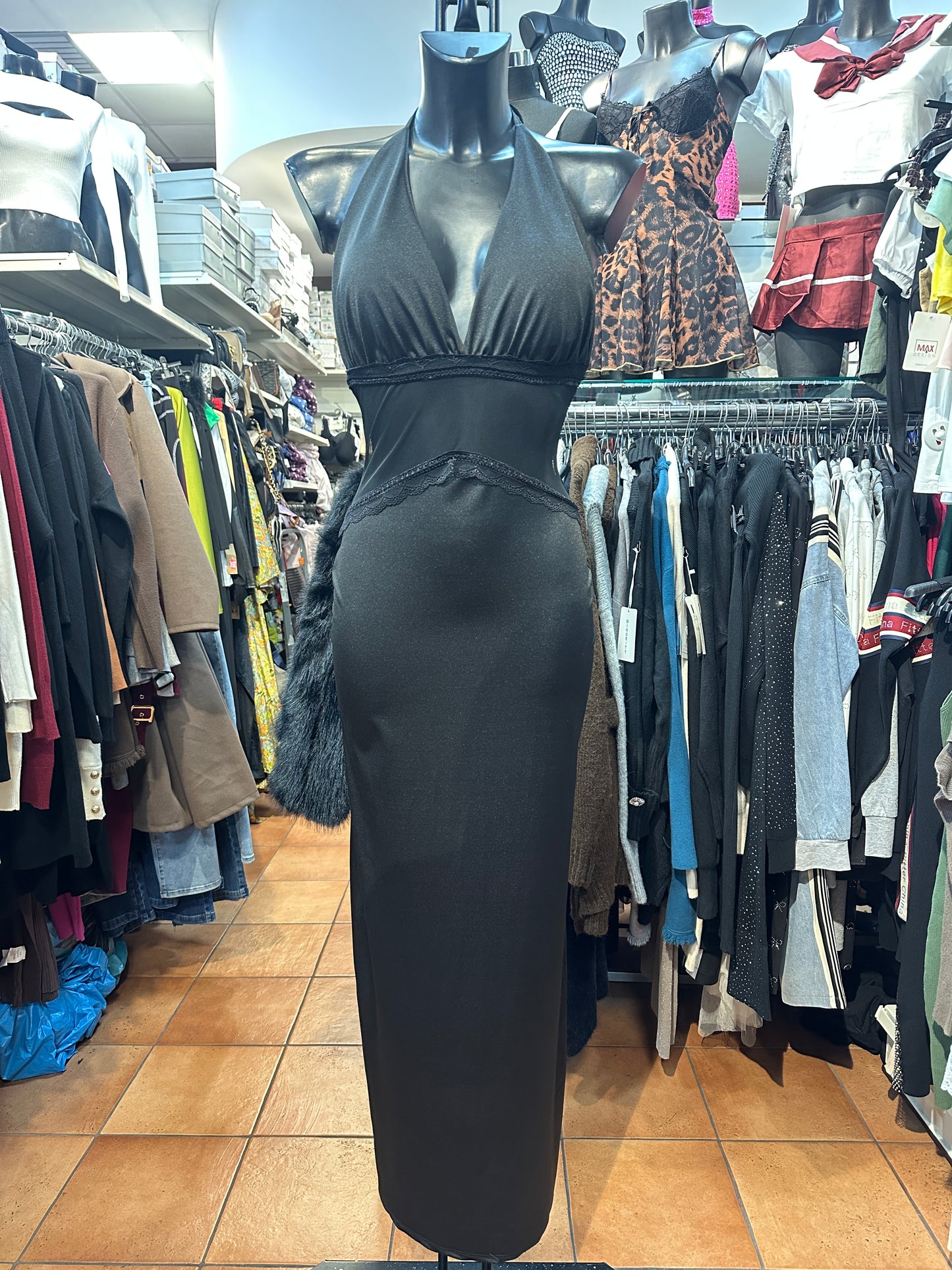 Abito Lungo Halter con Pizzo in Vita – DESIDERIO VELATO 🍷🖤