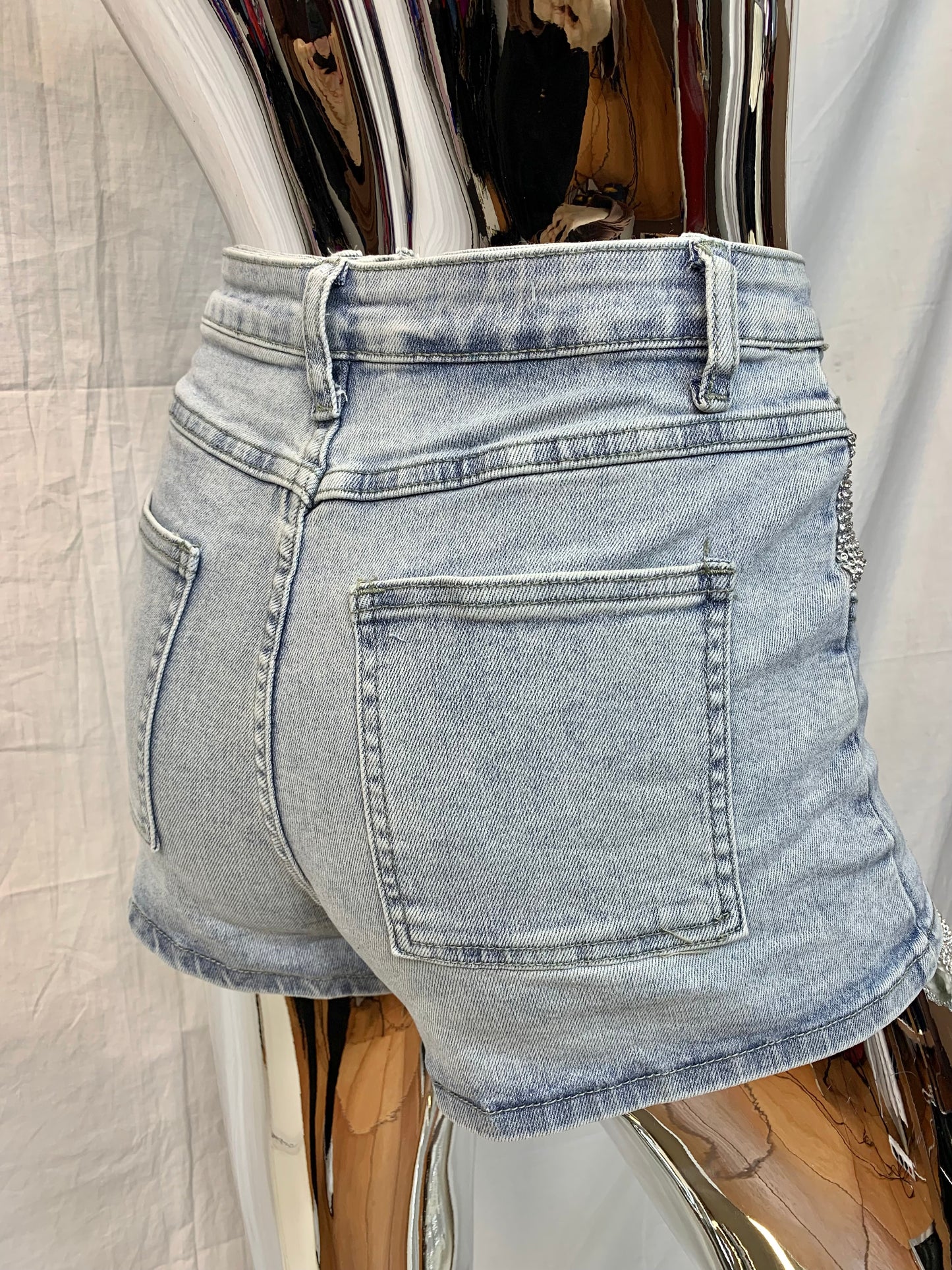 PRIMAVERA 2024 | Pantaloncini di jeans lucidi con strass di moda