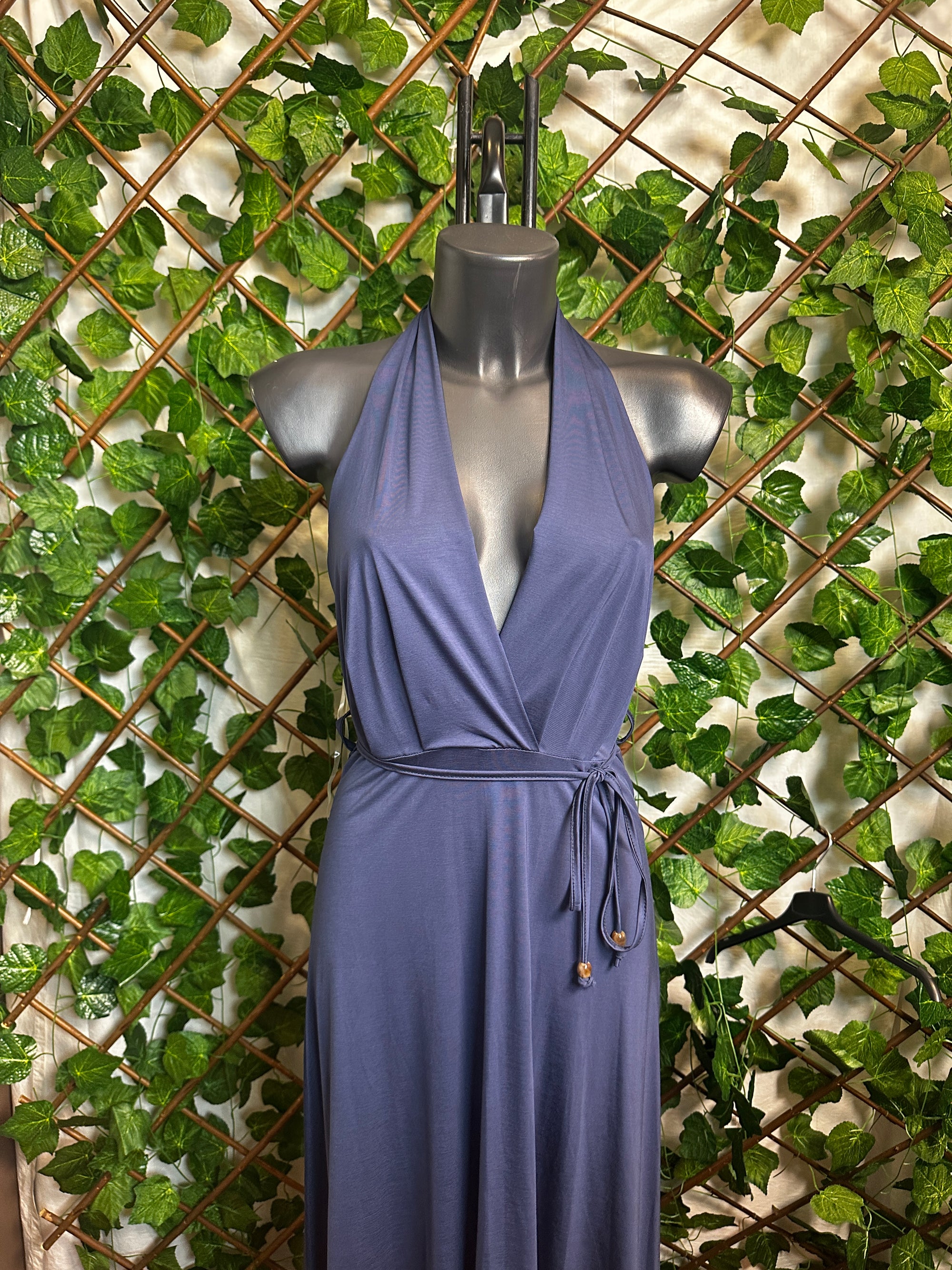 Vestito lungo elegante con cinturino e la schiena scoperta