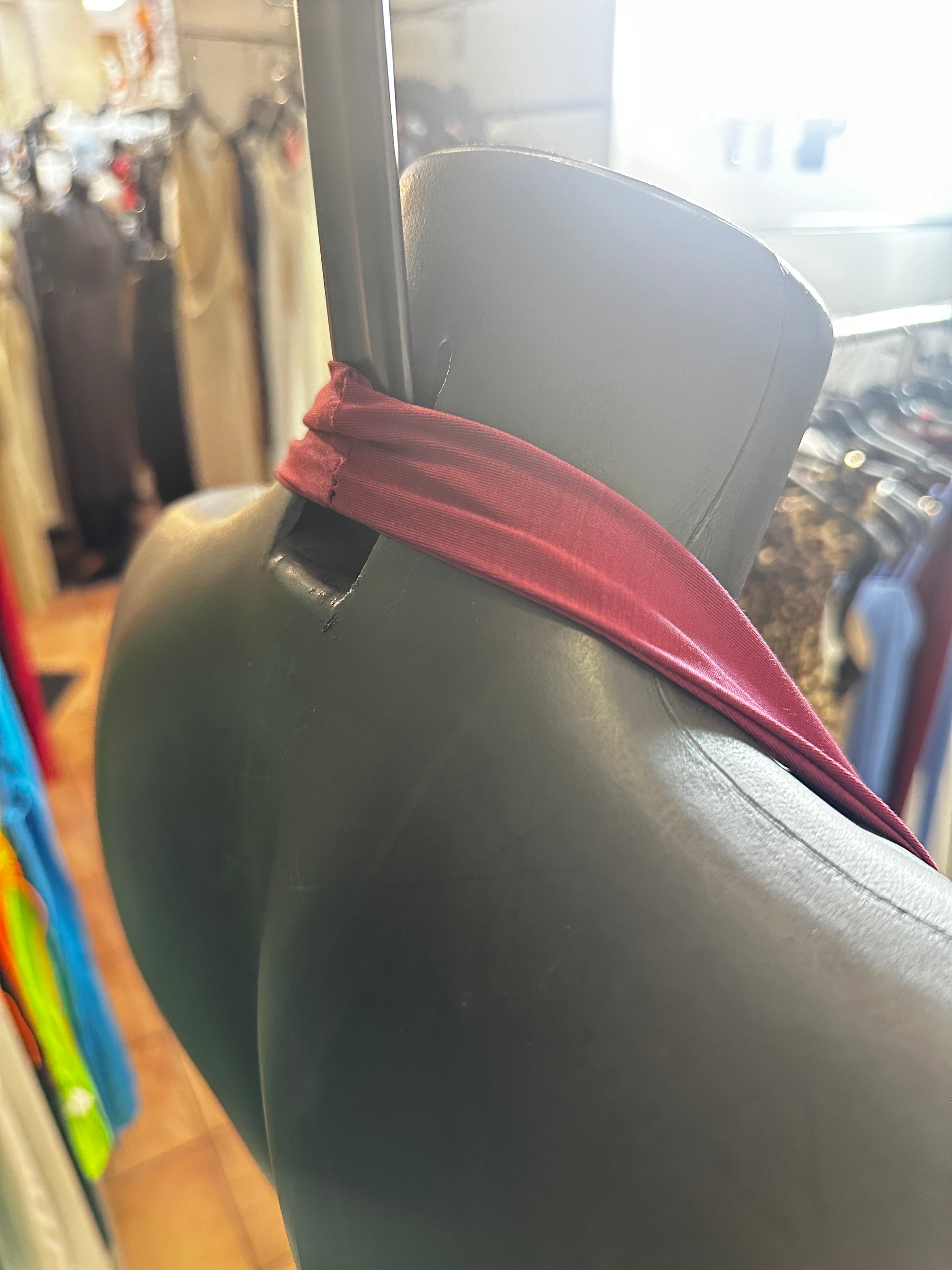 Vestito lungo elegante con cinturino e la schiena scoperta