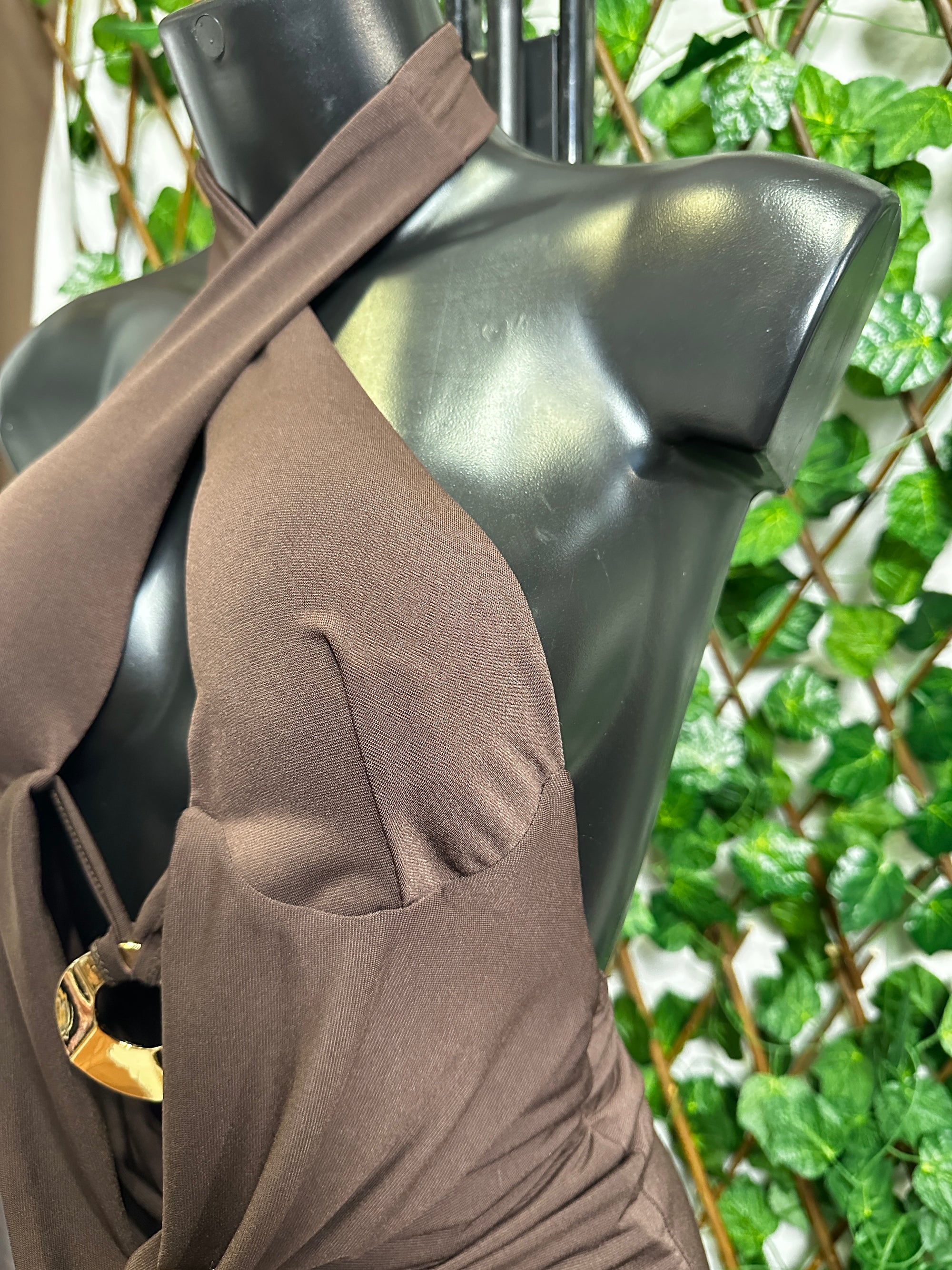 Vestito corto con scollatura profonda e dettaglio dettaglio cerchio dorato e la schiena scoperta | taglia unica