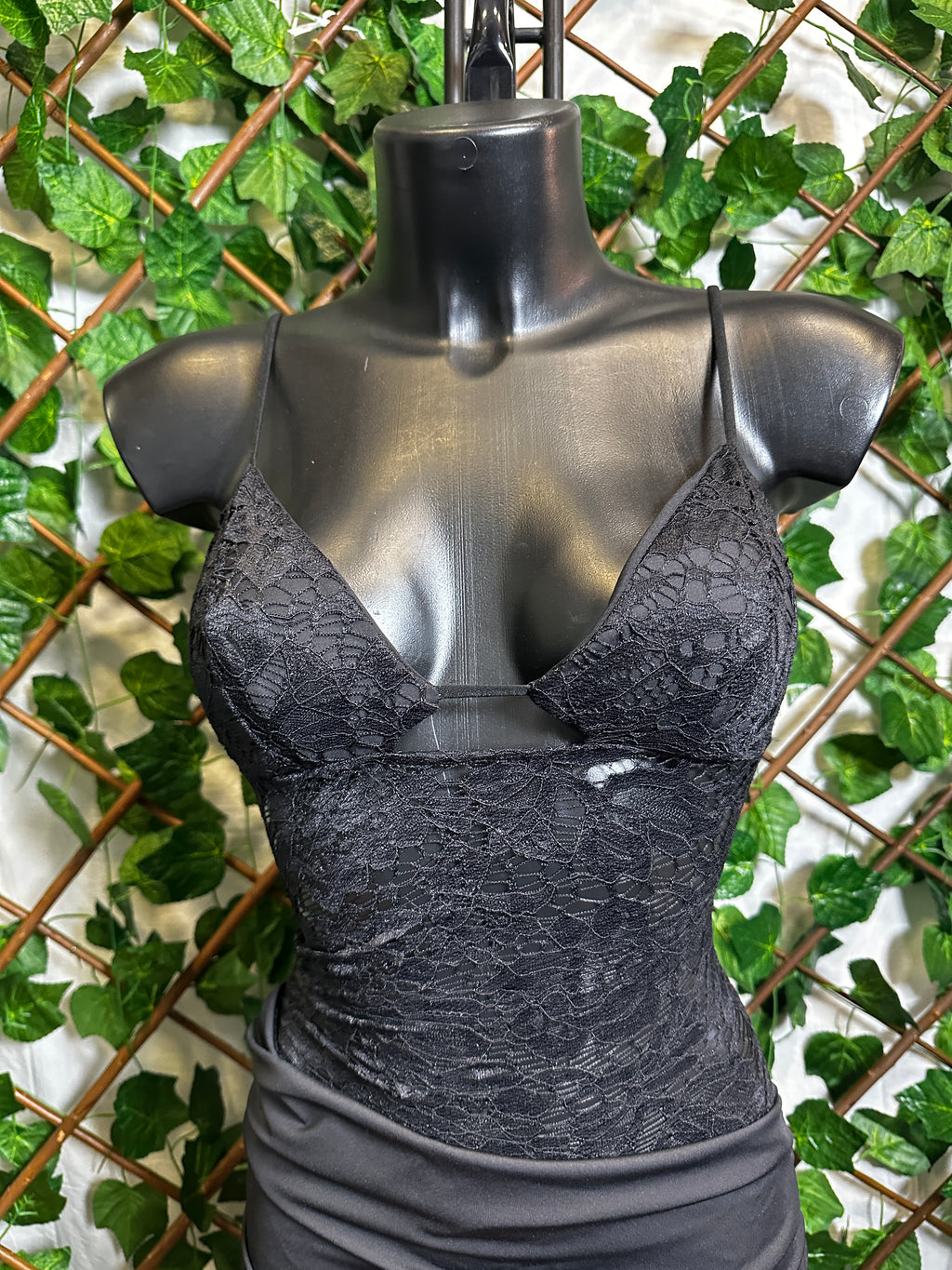 Vestito corto in pizzo con la schiena scoperta