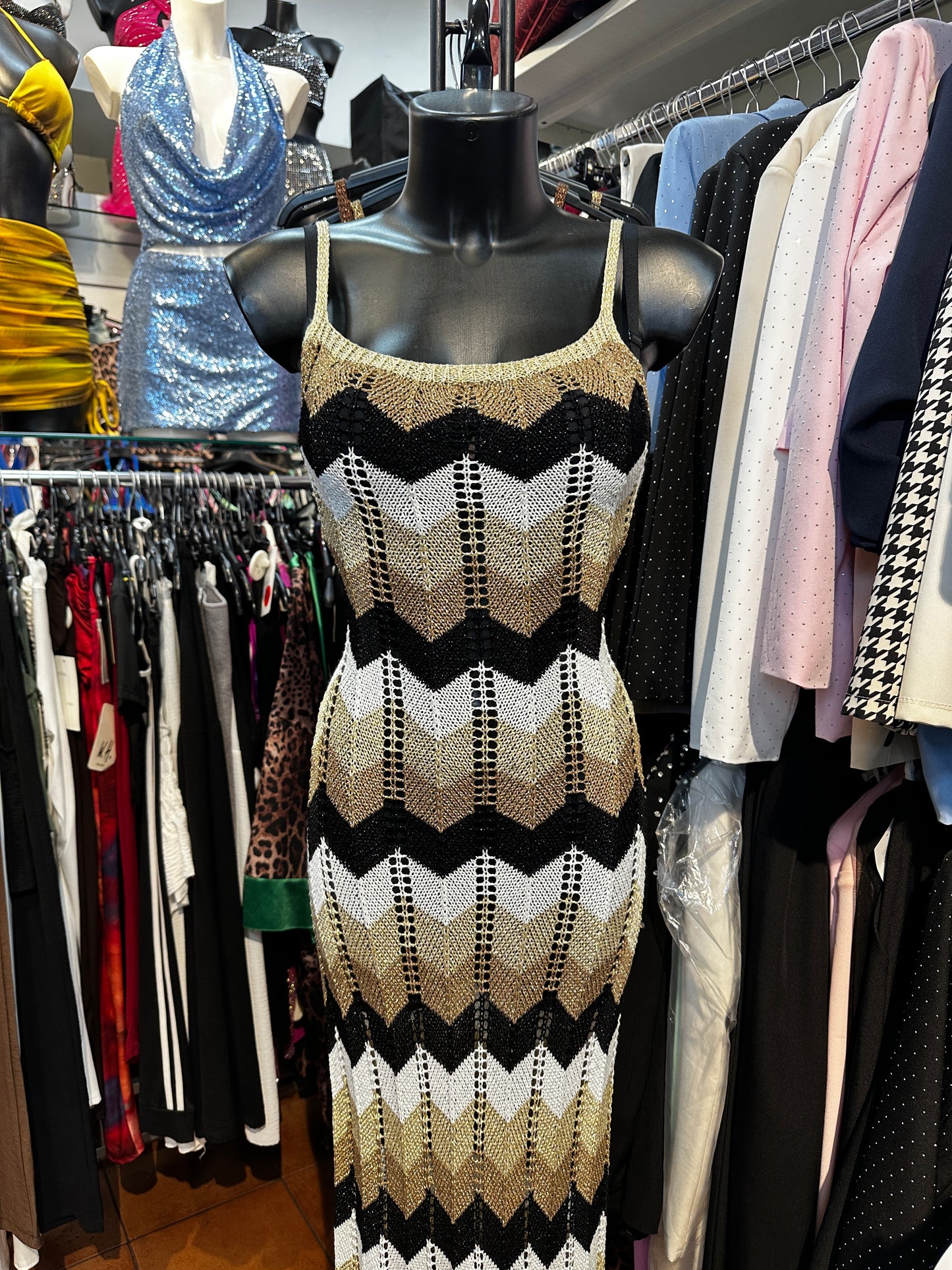 Vestito lungo estivo con la schiena scoperta