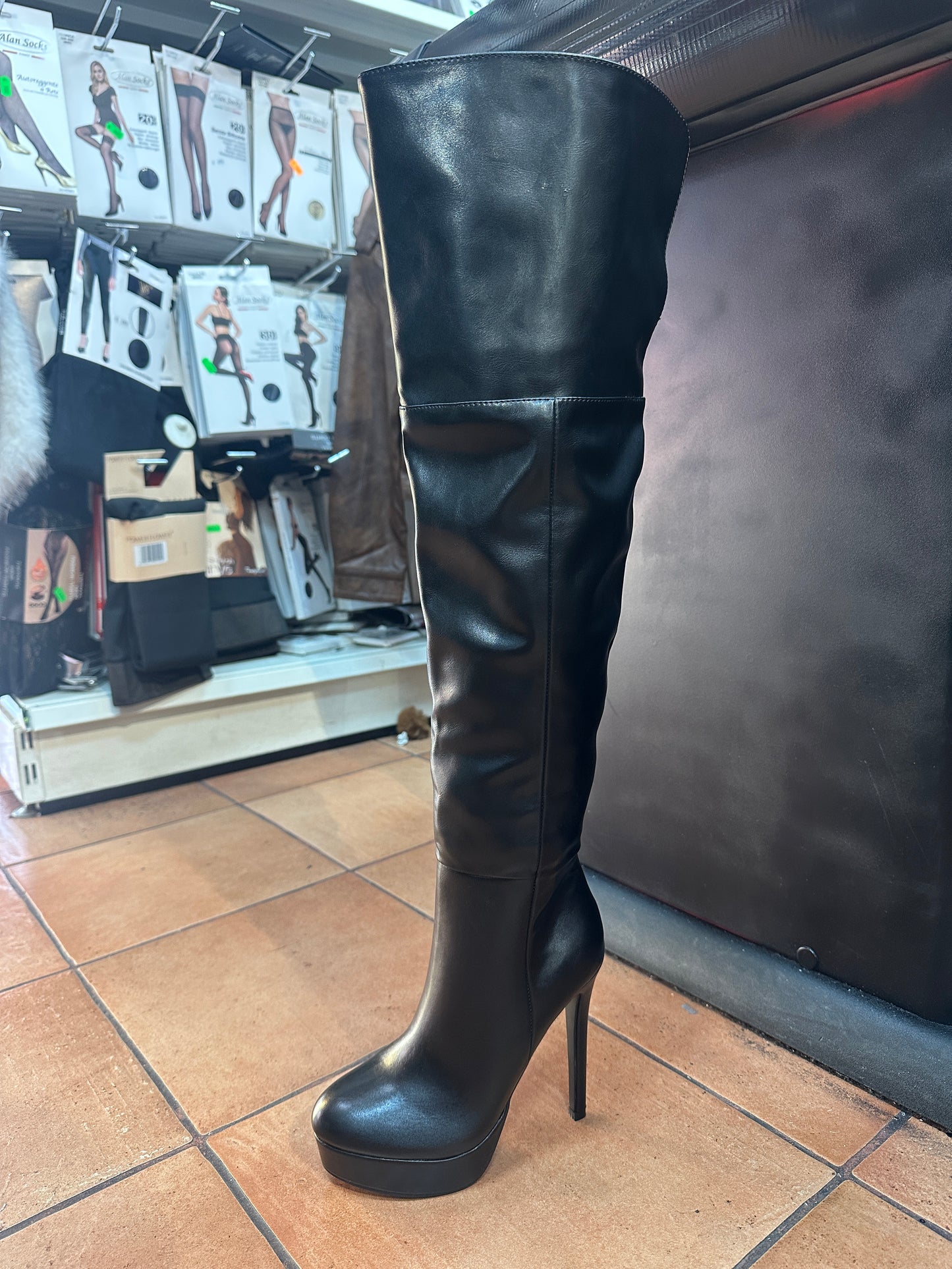 Stivali sopra il ginocchio con tacco e plateau – SFIDA NOTTURNA 🖤👑