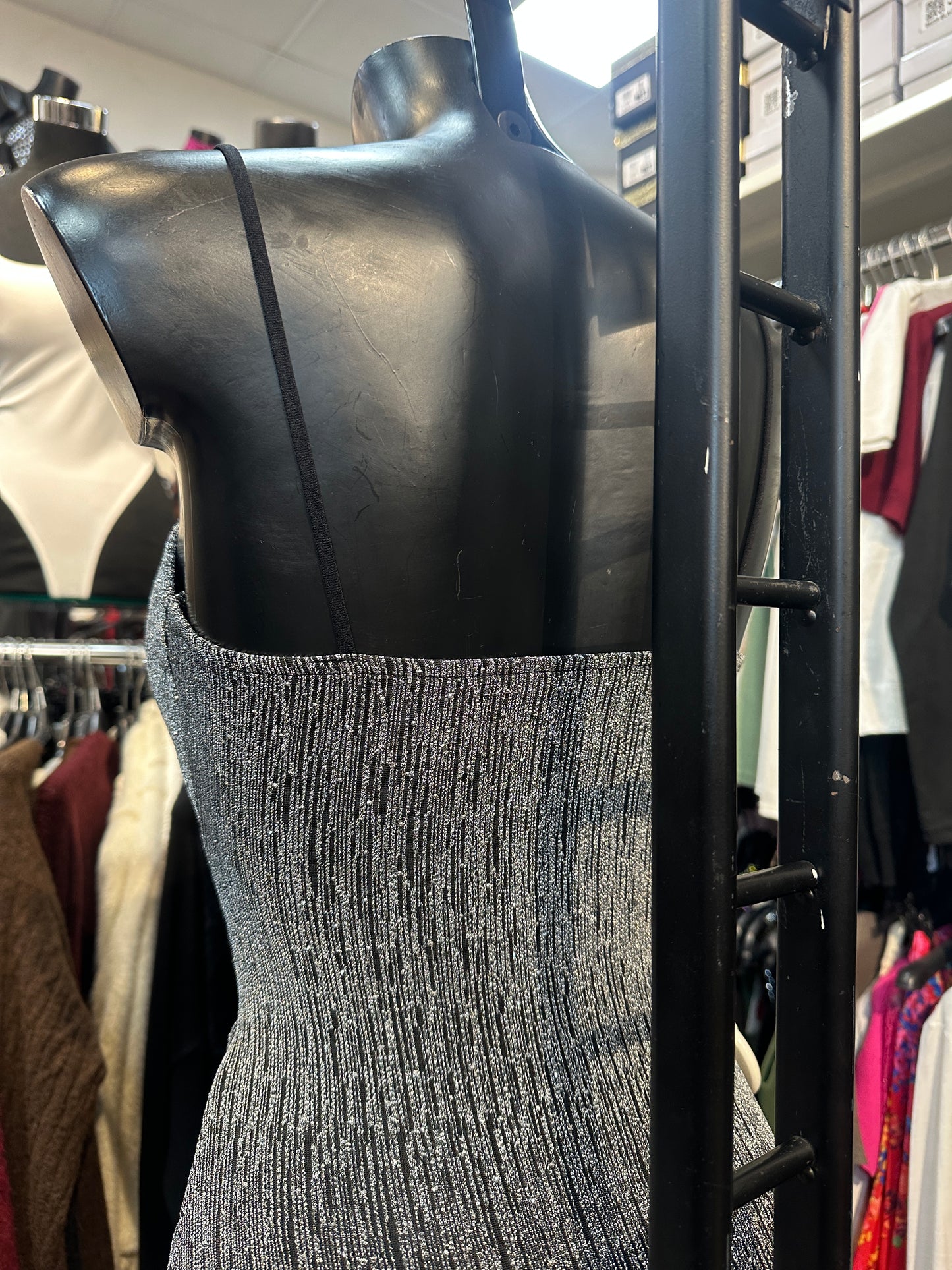 Mini-abito aderente cut-out con drappeggio e strass – CRIMINE PASSIONALE ❤️‍🔥💎