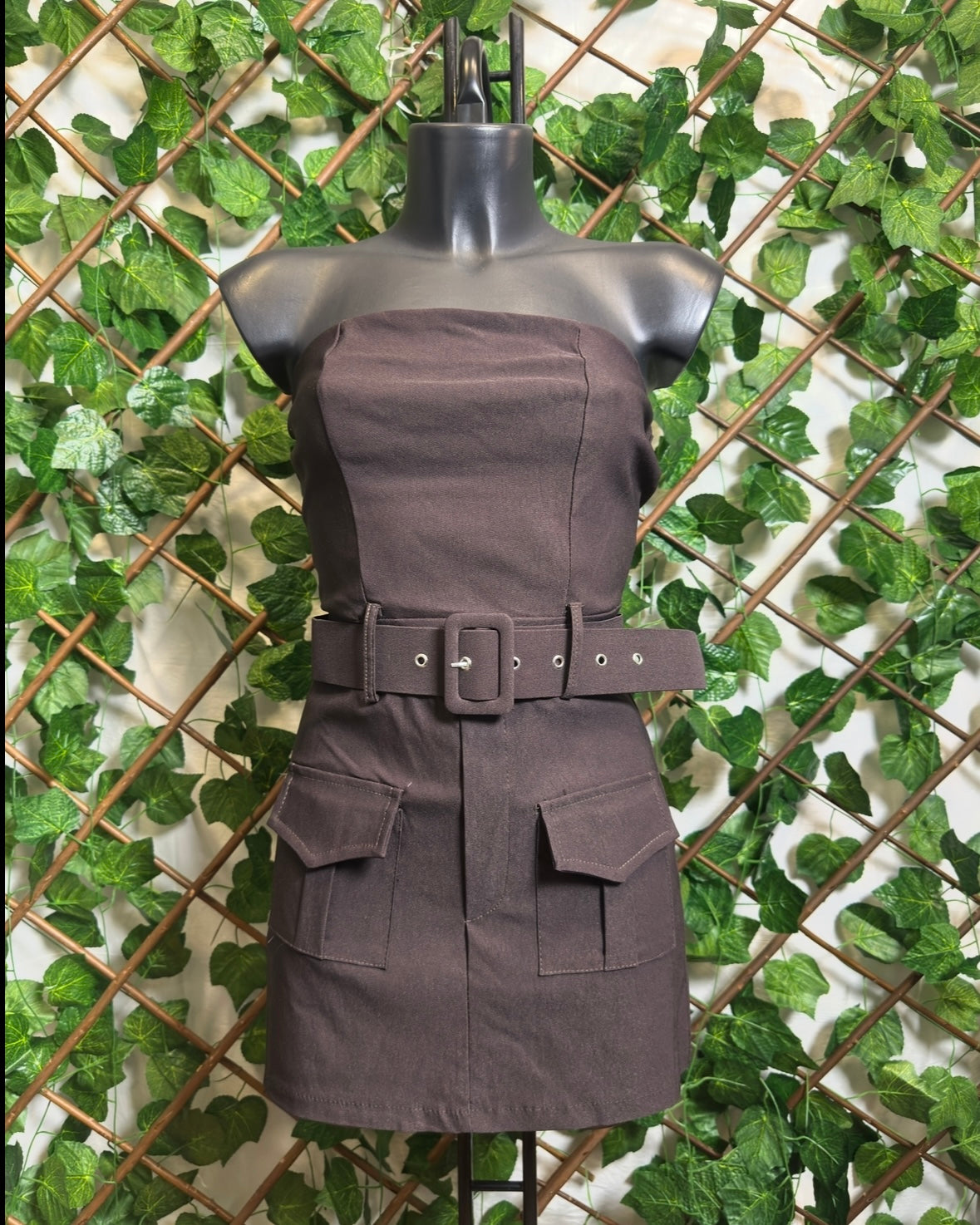 Vestito cargo senza spalline, con cintura sotto pantaloncino