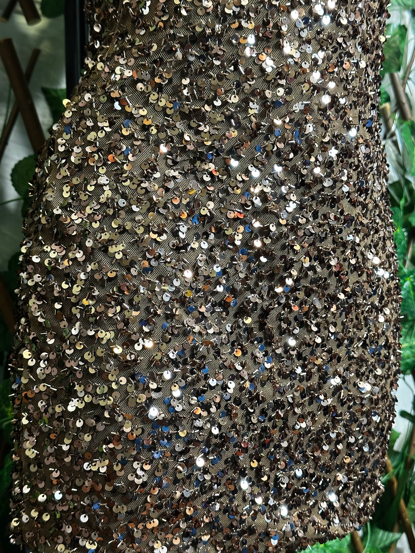 Modello paillettes: vestito corto con la scollatura speciale