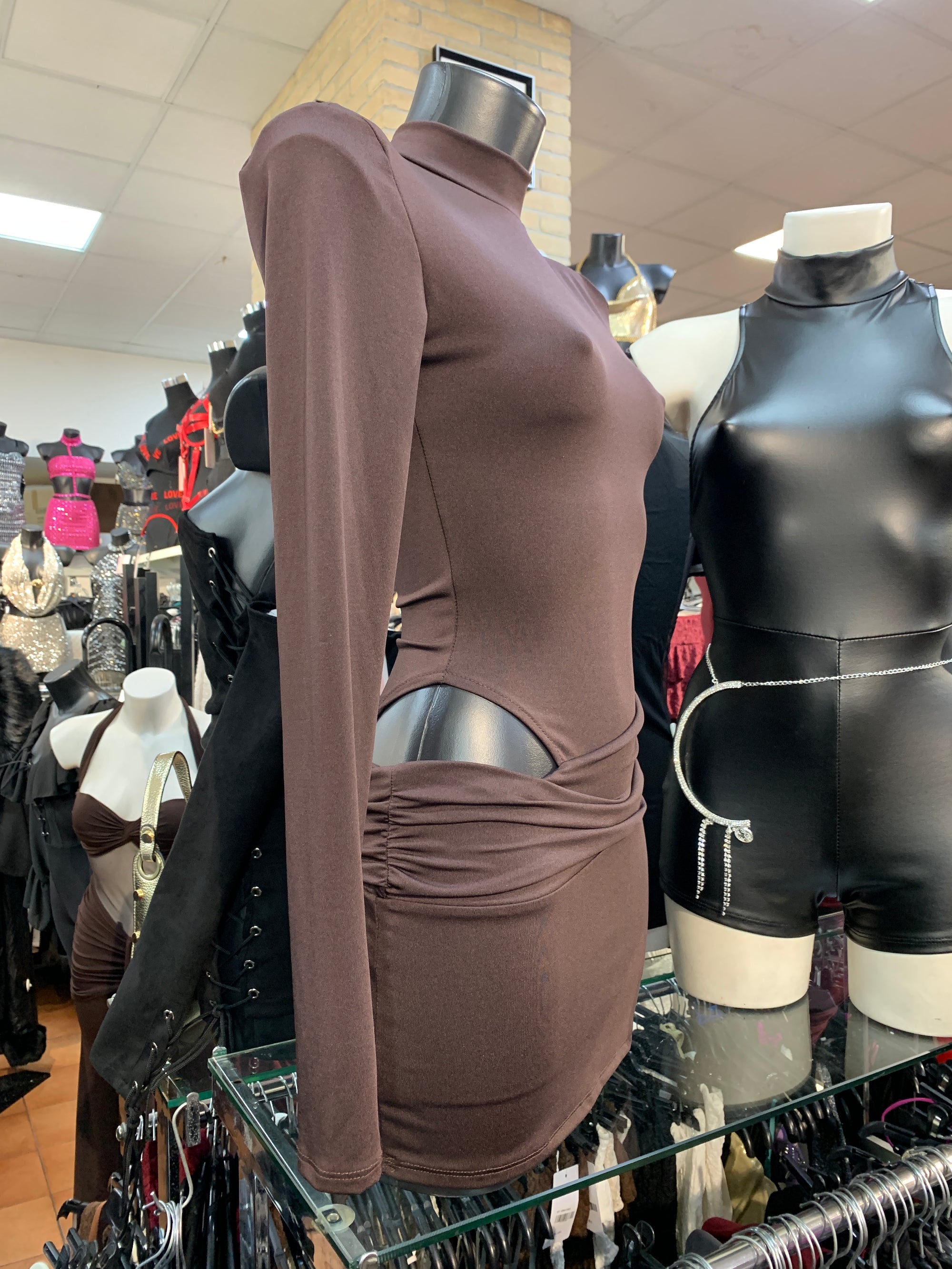 Vestito cut out con manica lunga