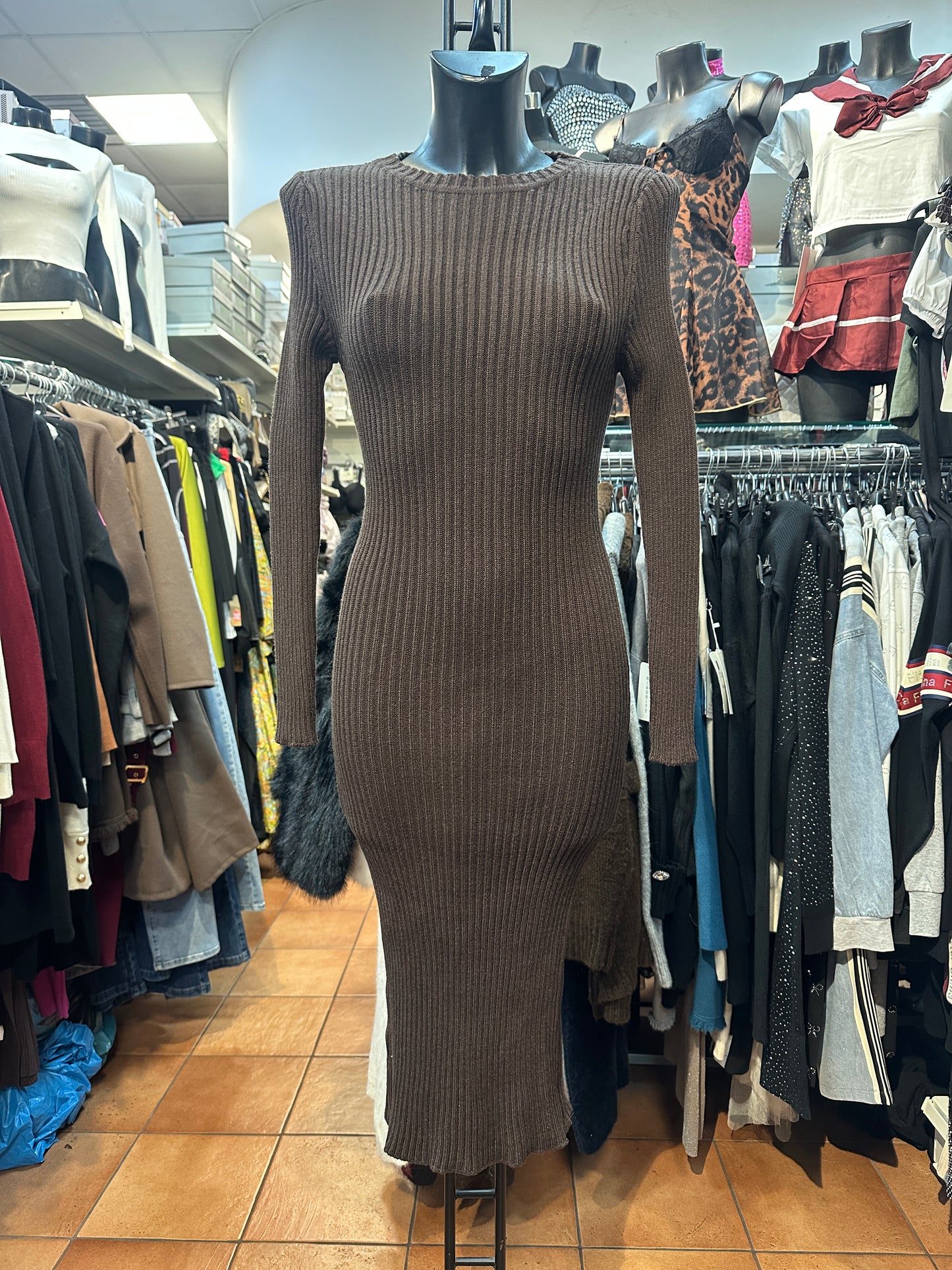 Completo in maglia vestito midi + poncho – MISTERO AVVOLGENTE 🖤✨