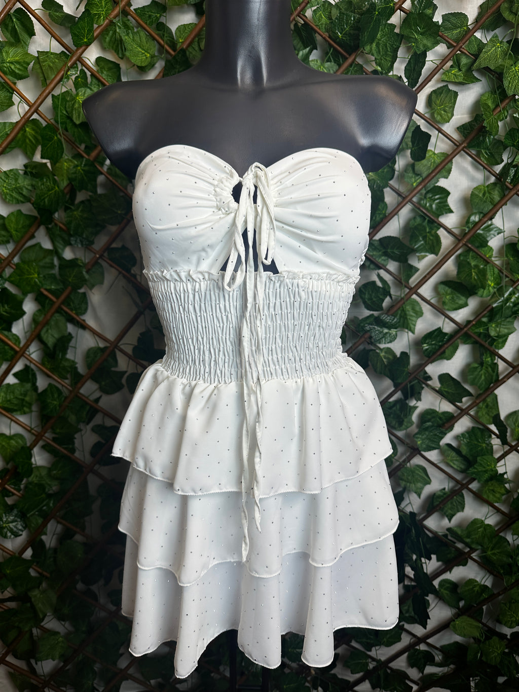 Vestito corto senza spalline, sotto svasato, con brillantini
