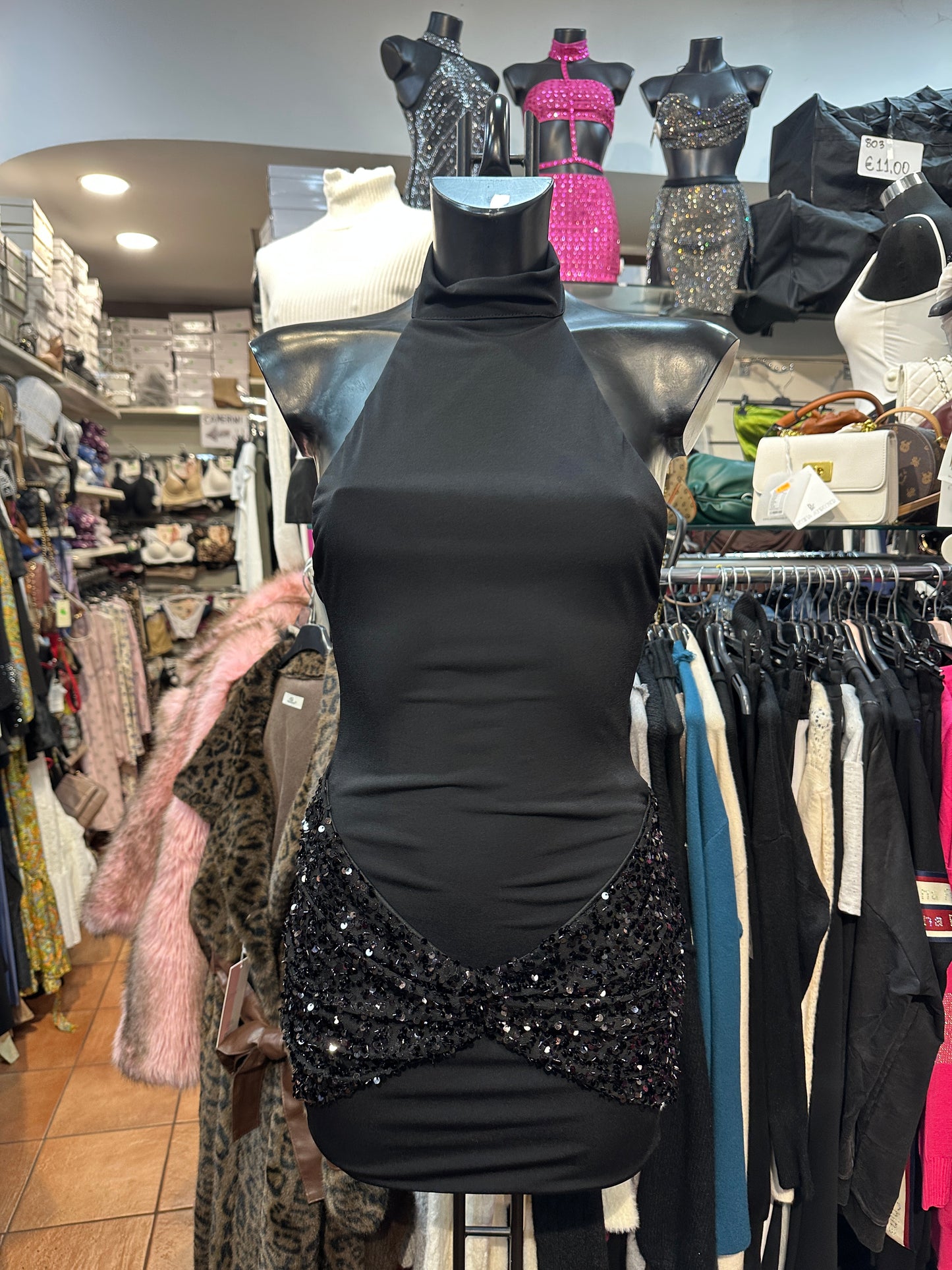 Mini-abito collo alto e schiena scoperta con fascia in paillettes – ONDA SEDUCENTE ✨🎶