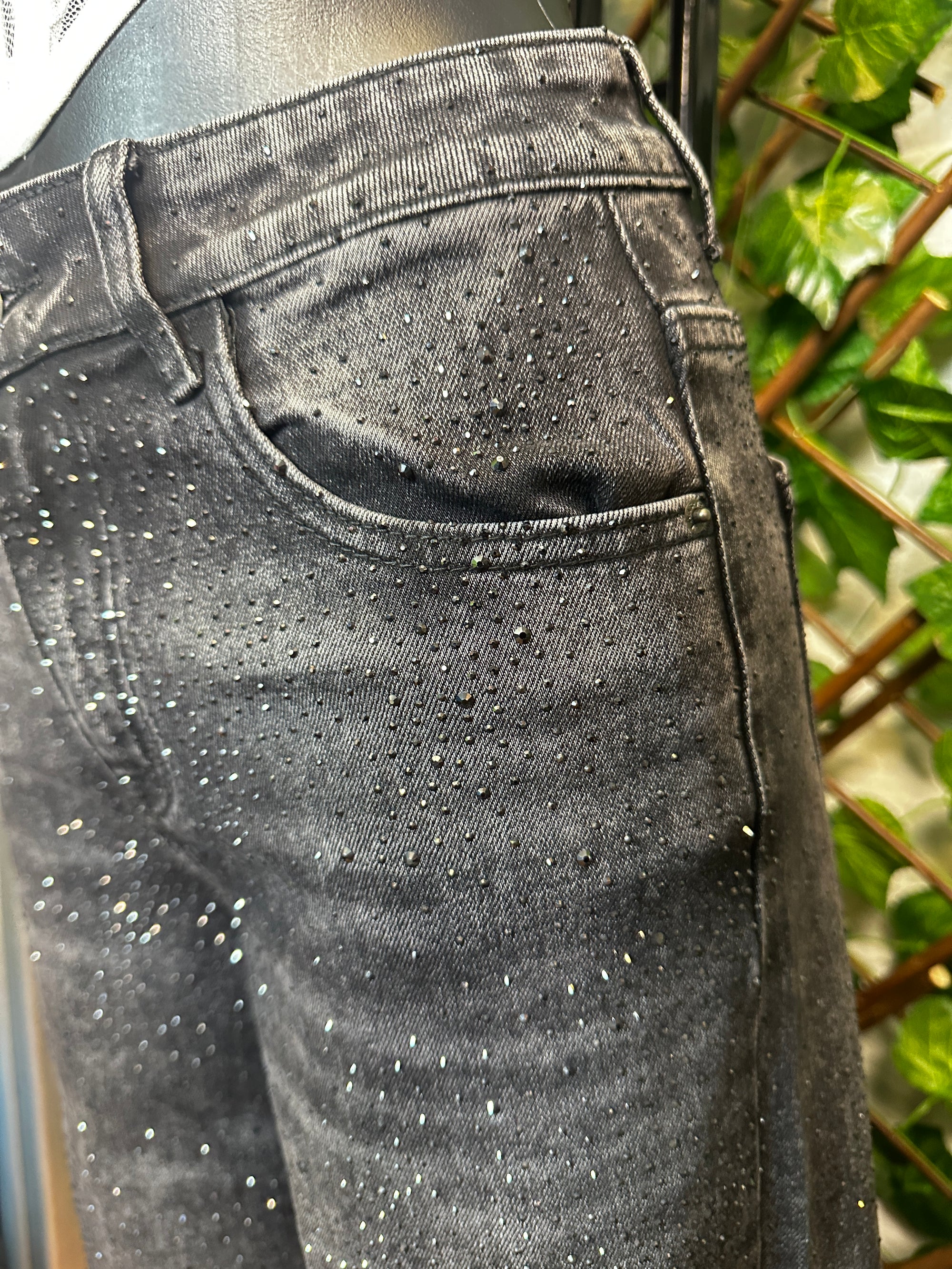 Jeans scuro con brillantini neri