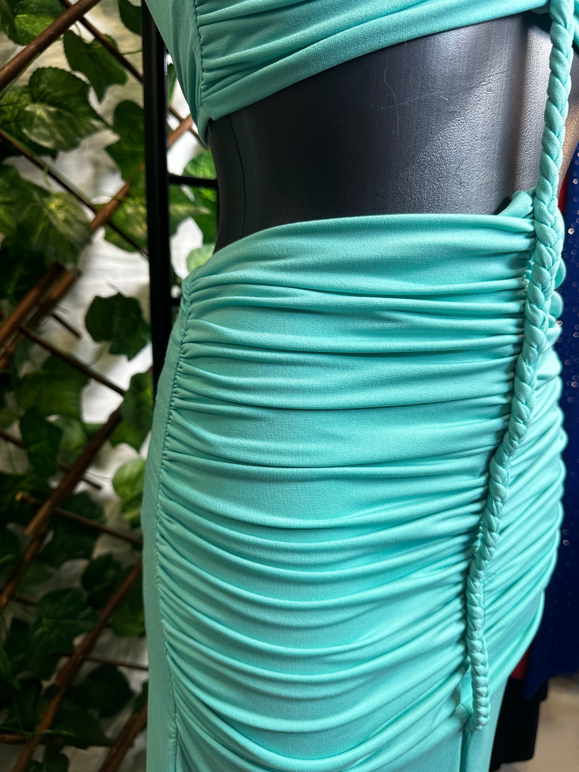 Vestito lungo con cut-out sulla vita con dettaglio corda e spacco