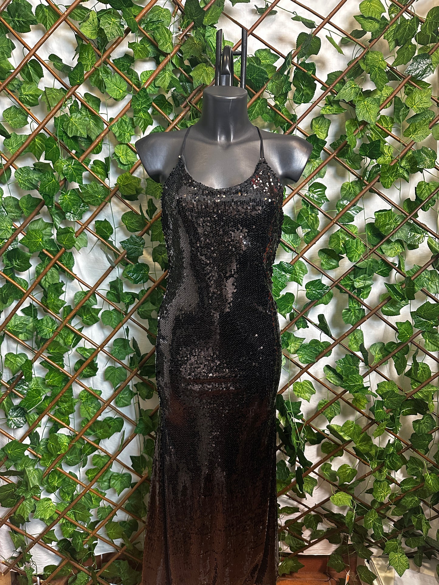 Vestito lungo elegante con la schiena scoperta in paillettes