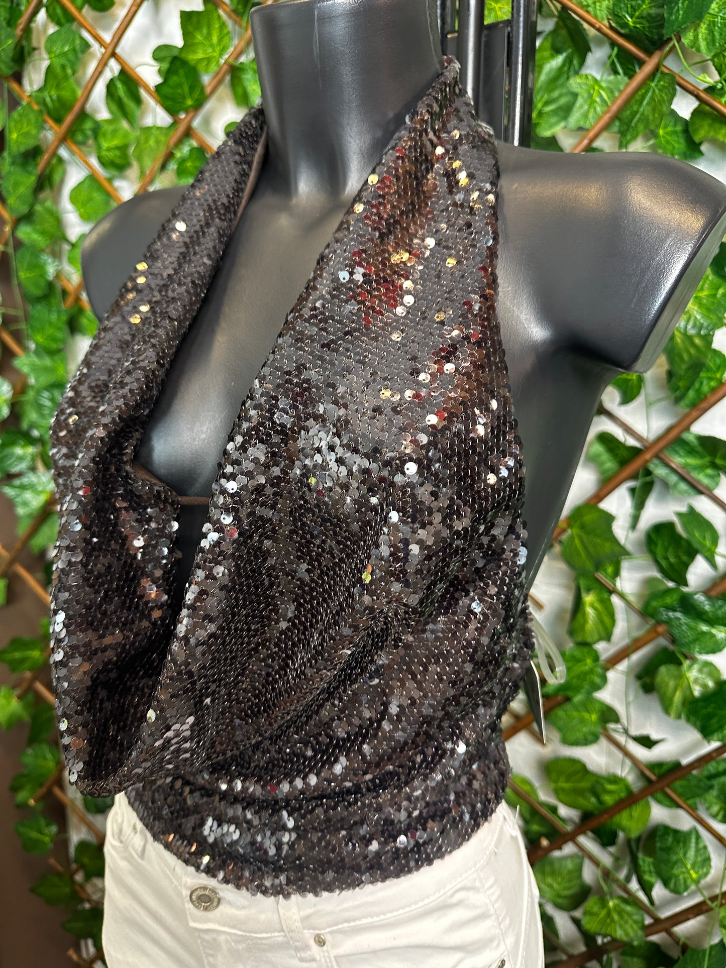 Top in paillettes con la scollatura profonda e la schiena scoperta