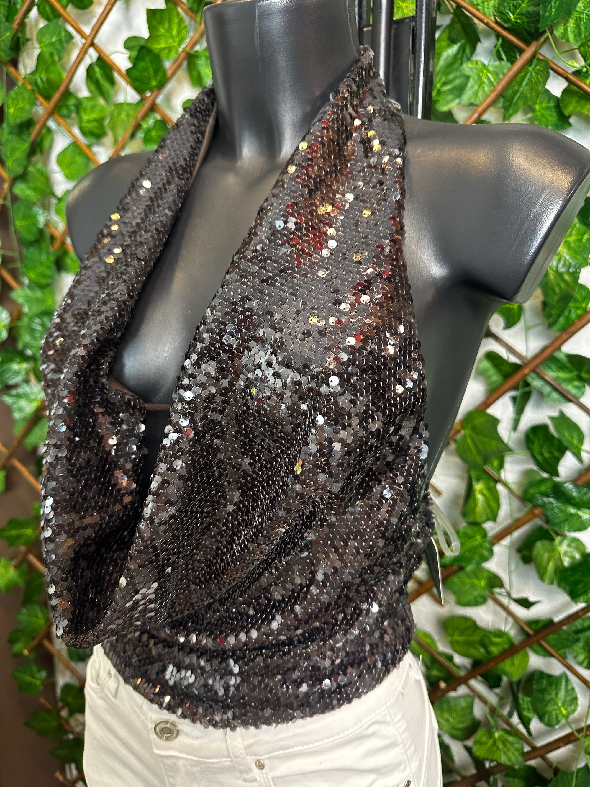Top in paillettes con la scollatura profonda e la schiena scoperta