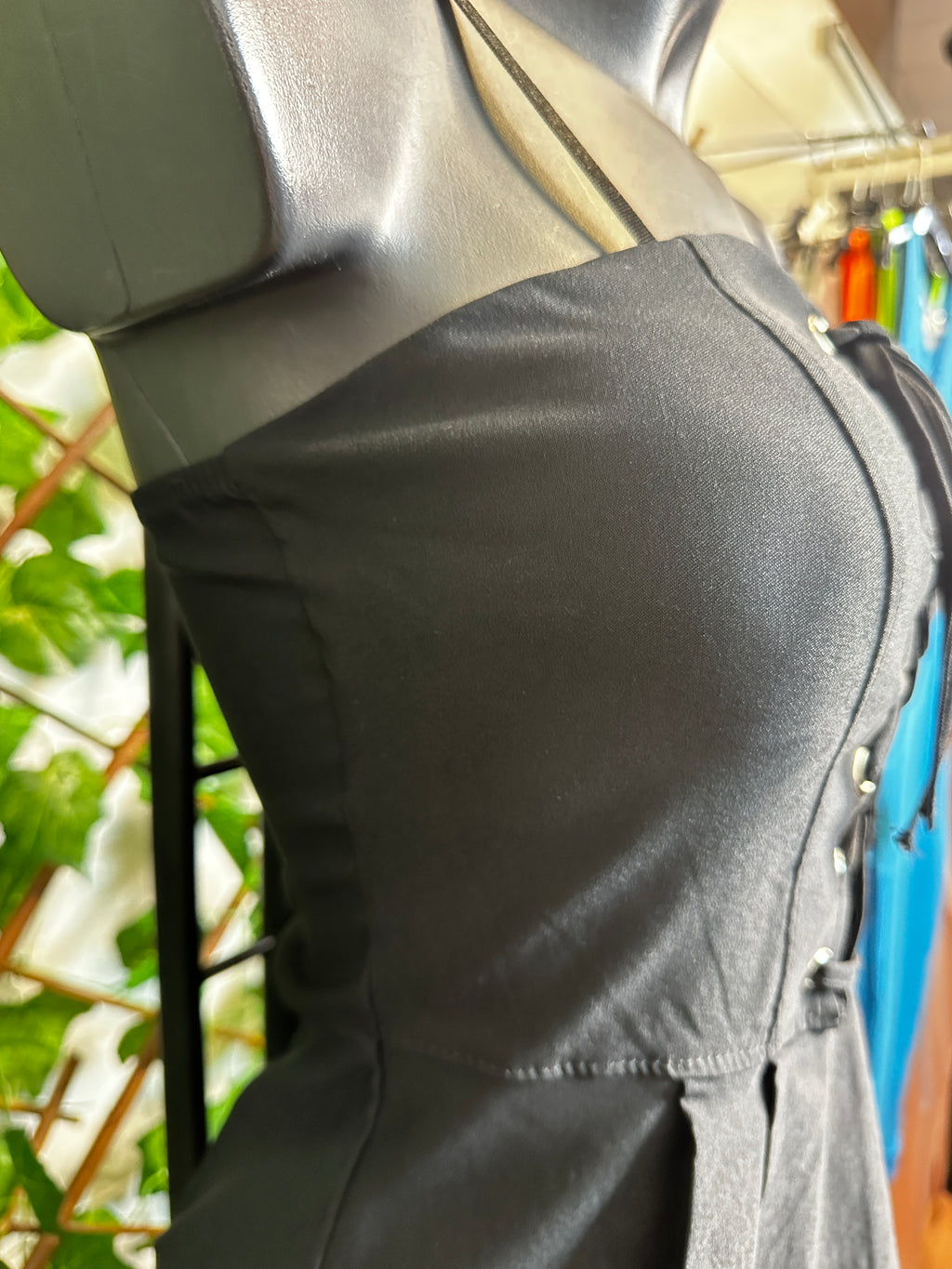 Vestito corto con dentro pantaloncini avanti con le lacci