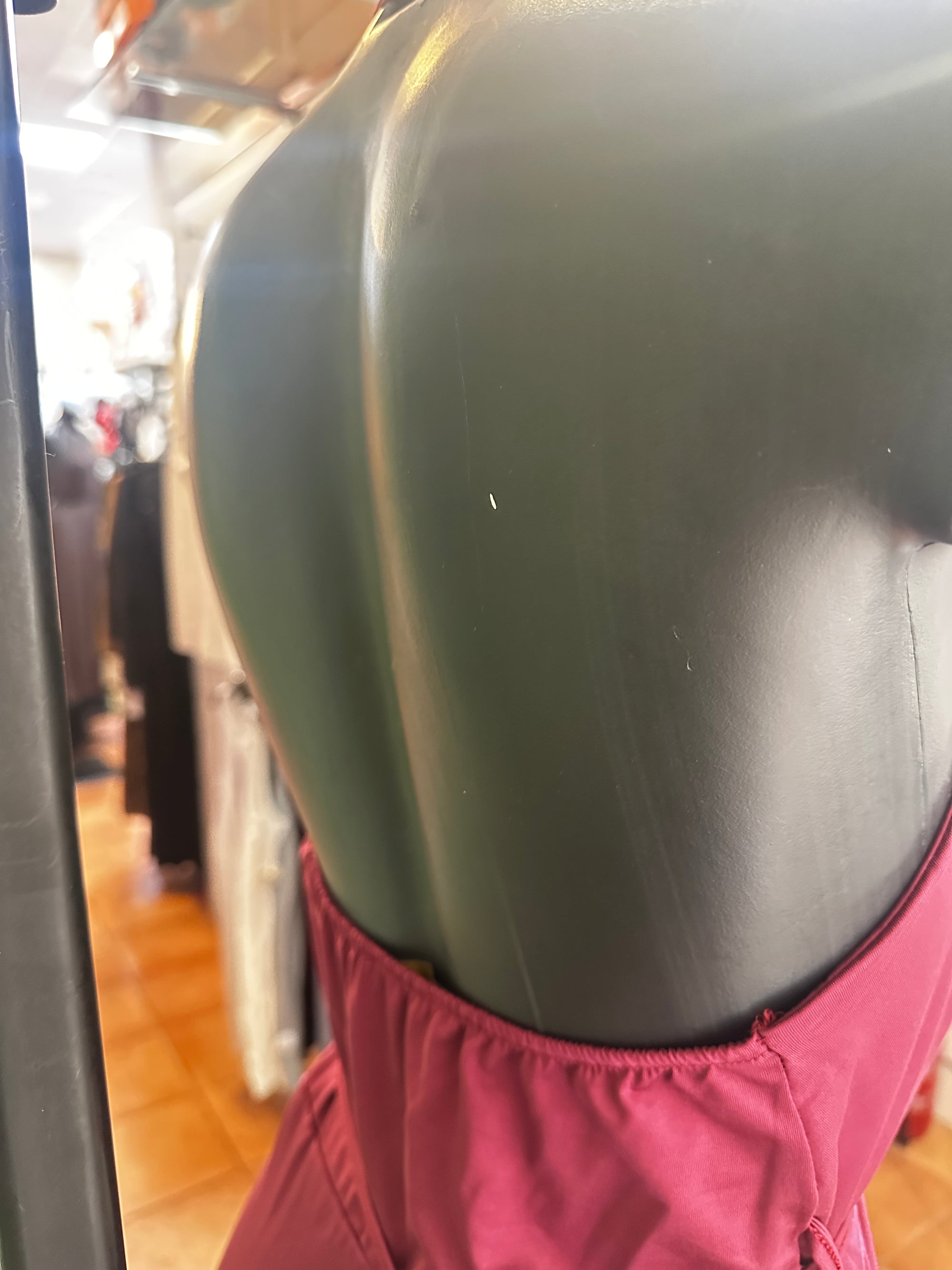 Vestito lungo elegante con cinturino e la schiena scoperta