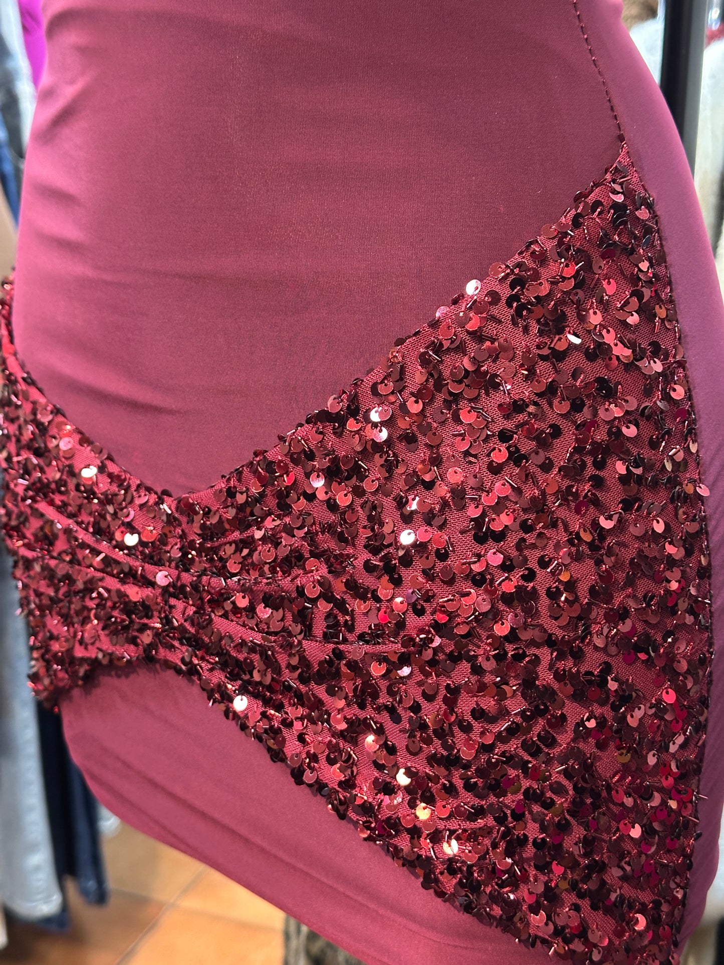 Mini-abito collo alto e schiena scoperta con fascia in paillettes – ONDA SEDUCENTE ✨🎶