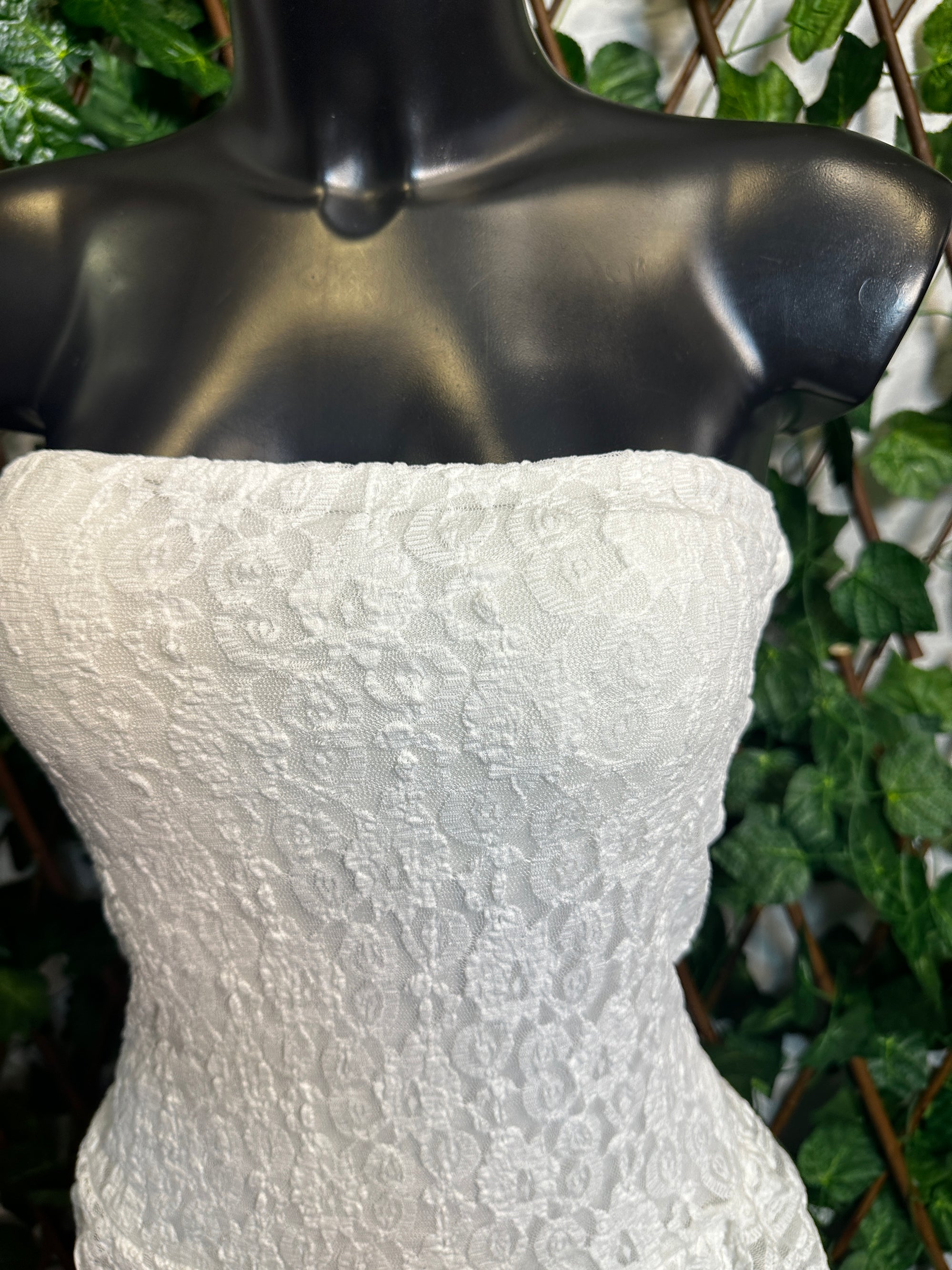 Modello crepe: vestito corto con le coppe e gonna a balze | taglia unica