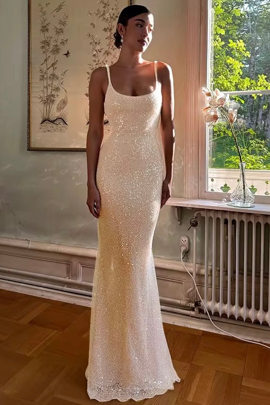 Elegant long dress with open back in sequins
